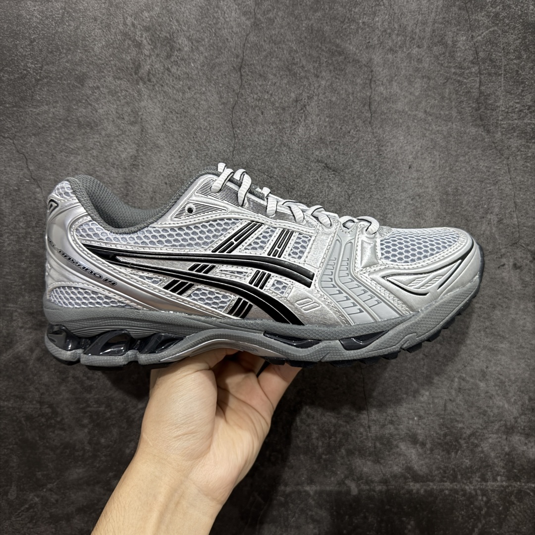 【总裁版】 ASICS GEL-KAYANO 14 亚瑟士系列轻量缓震休闲运动跑步鞋 市场天花板品质 鞋型细节秒杀市场流通版本 知名大厂出品 原版开发 细节完美把控 独家私模五层组合大底 原厂定制缓震硅胶加持 原盒原配 官方四联吊牌 一比一同步原鞋工艺和用料 后跟一样采用了GEL缓震胶 整体系列设计非常的科技感！ 锻炼跑步的同时让你一样时尚百搭！ 设计师 Hidenori Yamashita 以「Flash」一词为灵感，创造出未来感金属色鞋面，改造升级内在性能，由内而外全面革新，为 GEL-KAYANO 家族传承及经典跑鞋文化的延续，创下里程碑式作品。ASICS GEL - KAYANO 14 跑鞋重新诠释了复古的跑步形状，并以其 2000 年代后期的美学理念重新铺装，银色与蓝色的鞋面极为高档.网面铺陈与鞋面、鞋头多处细节位增添了透气性。ASICS GEL - KAYANO 14的鞋后跟部中底上以及多密度耐磨鞋底增加了 GEL 缓震胶，提供高抗冲击性、缓冲性、可保护脚部免受地面冲击的影响，穿着舒适性十足「入手同款」 尺码：36 37 37.5 38 39 39.5 40.5 41.5 42 42.5 43.5 44 45 46-选品中心