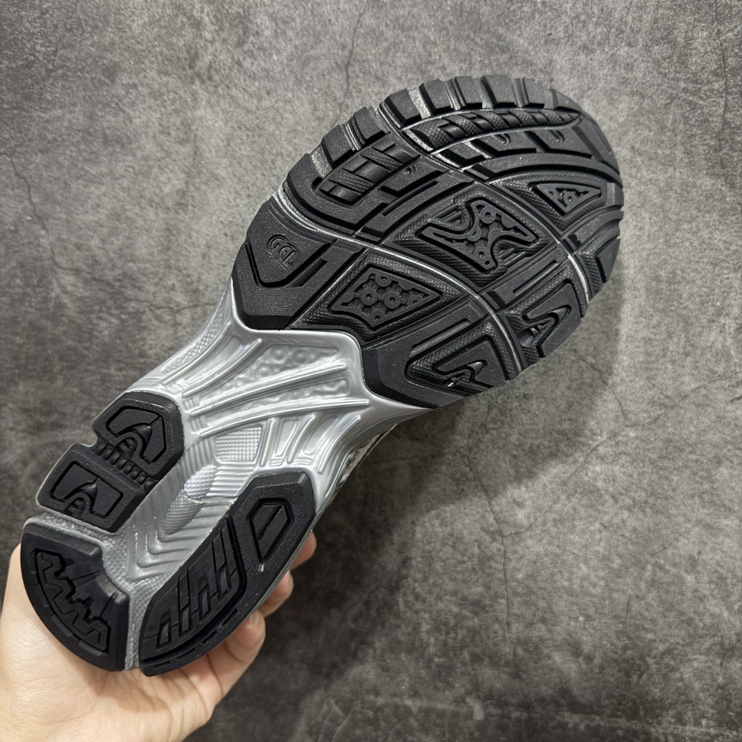 图片[9]-【总裁版】 ASICS GEL-KAYANO 14 亚瑟士系列轻量缓震休闲运动跑步鞋 市场天花板品质 鞋型细节秒杀市场流通版本 知名大厂出品 原版开发 细节完美把控 独家私模五层组合大底 原厂定制缓震硅胶加持 原盒原配 官方四联吊牌 一比一同步原鞋工艺和用料 后跟一样采用了GEL缓震胶 整体系列设计非常的科技感！ 锻炼跑步的同时让你一样时尚百搭！ 设计师 Hidenori Yamashita 以「Flash」一词为灵感，创造出未来感金属色鞋面，改造升级内在性能，由内而外全面革新，为 GEL-KAYANO 家族传承及经典跑鞋文化的延续，创下里程碑式作品。ASICS GEL – KAYANO 14 跑鞋重新诠释了复古的跑步形状，并以其 2000 年代后期的美学理念重新铺装，银色与蓝色的鞋面极为高档.网面铺陈与鞋面、鞋头多处细节位增添了透气性。ASICS GEL – KAYANO 14的鞋后跟部中底上以及多密度耐磨鞋底增加了 GEL 缓震胶，提供高抗冲击性、缓冲性、可保护脚部免受地面冲击的影响，穿着舒适性十足「入手同款」 尺码：36 37 37.5 38 39 39.5 40.5 41.5 42 42.5 43.5 44 45 46-选品中心