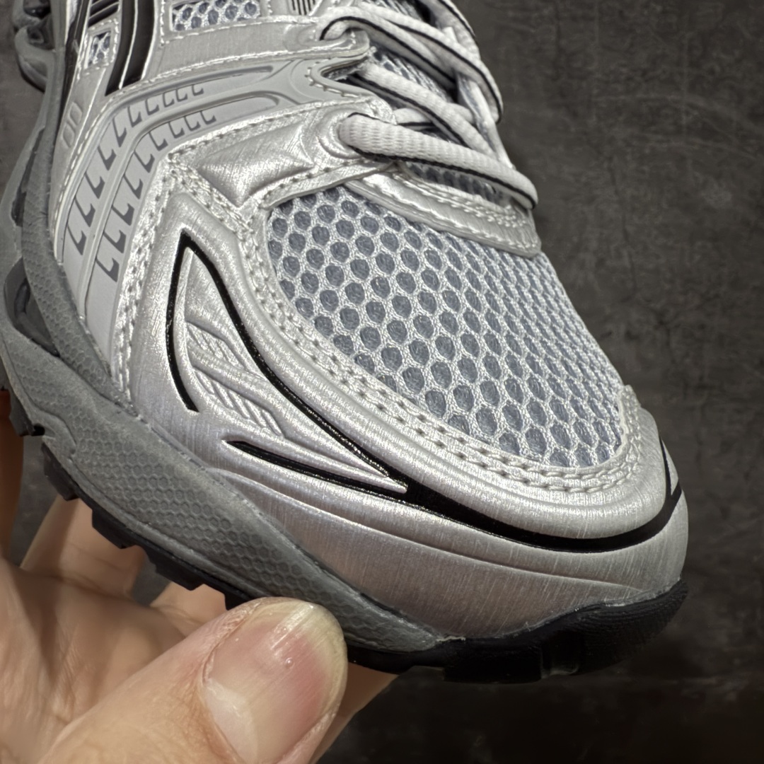 图片[5]-【总裁版】 ASICS GEL-KAYANO 14 亚瑟士系列轻量缓震休闲运动跑步鞋 市场天花板品质 鞋型细节秒杀市场流通版本 知名大厂出品 原版开发 细节完美把控 独家私模五层组合大底 原厂定制缓震硅胶加持 原盒原配 官方四联吊牌 一比一同步原鞋工艺和用料 后跟一样采用了GEL缓震胶 整体系列设计非常的科技感！ 锻炼跑步的同时让你一样时尚百搭！ 设计师 Hidenori Yamashita 以「Flash」一词为灵感，创造出未来感金属色鞋面，改造升级内在性能，由内而外全面革新，为 GEL-KAYANO 家族传承及经典跑鞋文化的延续，创下里程碑式作品。ASICS GEL – KAYANO 14 跑鞋重新诠释了复古的跑步形状，并以其 2000 年代后期的美学理念重新铺装，银色与蓝色的鞋面极为高档.网面铺陈与鞋面、鞋头多处细节位增添了透气性。ASICS GEL – KAYANO 14的鞋后跟部中底上以及多密度耐磨鞋底增加了 GEL 缓震胶，提供高抗冲击性、缓冲性、可保护脚部免受地面冲击的影响，穿着舒适性十足「入手同款」 尺码：36 37 37.5 38 39 39.5 40.5 41.5 42 42.5 43.5 44 45 46-选品中心
