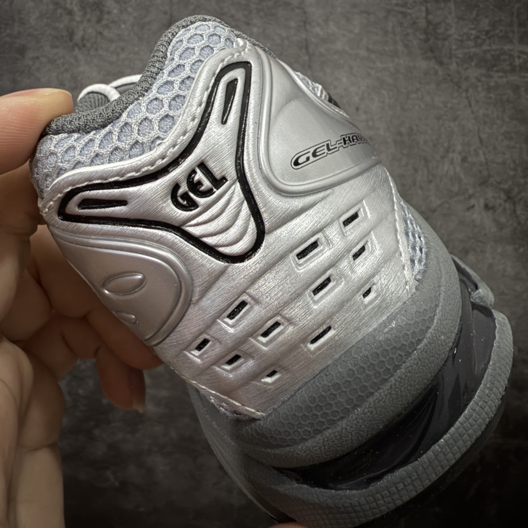 图片[2]-【总裁版】 ASICS GEL-KAYANO 14 亚瑟士系列轻量缓震休闲运动跑步鞋 市场天花板品质 鞋型细节秒杀市场流通版本 知名大厂出品 原版开发 细节完美把控 独家私模五层组合大底 原厂定制缓震硅胶加持 原盒原配 官方四联吊牌 一比一同步原鞋工艺和用料 后跟一样采用了GEL缓震胶 整体系列设计非常的科技感！ 锻炼跑步的同时让你一样时尚百搭！ 设计师 Hidenori Yamashita 以「Flash」一词为灵感，创造出未来感金属色鞋面，改造升级内在性能，由内而外全面革新，为 GEL-KAYANO 家族传承及经典跑鞋文化的延续，创下里程碑式作品。ASICS GEL – KAYANO 14 跑鞋重新诠释了复古的跑步形状，并以其 2000 年代后期的美学理念重新铺装，银色与蓝色的鞋面极为高档.网面铺陈与鞋面、鞋头多处细节位增添了透气性。ASICS GEL – KAYANO 14的鞋后跟部中底上以及多密度耐磨鞋底增加了 GEL 缓震胶，提供高抗冲击性、缓冲性、可保护脚部免受地面冲击的影响，穿着舒适性十足「入手同款」 尺码：36 37 37.5 38 39 39.5 40.5 41.5 42 42.5 43.5 44 45 46-选品中心