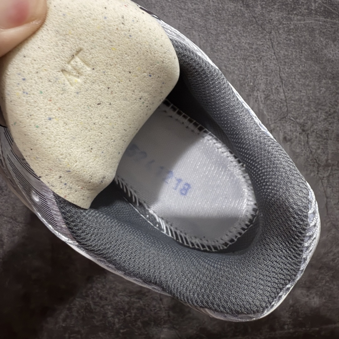 图片[9]-【总裁版】 ASICS GEL-KAYANO 14 亚瑟士系列轻量缓震休闲运动跑步鞋 市场天花板品质 鞋型细节秒杀市场流通版本 知名大厂出品 原版开发 细节完美把控 独家私模五层组合大底 原厂定制缓震硅胶加持 原盒原配 官方四联吊牌 一比一同步原鞋工艺和用料 后跟一样采用了GEL缓震胶 整体系列设计非常的科技感！ 锻炼跑步的同时让你一样时尚百搭！ 设计师 Hidenori Yamashita 以「Flash」一词为灵感，创造出未来感金属色鞋面，改造升级内在性能，由内而外全面革新，为 GEL-KAYANO 家族传承及经典跑鞋文化的延续，创下里程碑式作品。ASICS GEL – KAYANO 14 跑鞋重新诠释了复古的跑步形状，并以其 2000 年代后期的美学理念重新铺装，银色与蓝色的鞋面极为高档.网面铺陈与鞋面、鞋头多处细节位增添了透气性。ASICS GEL – KAYANO 14的鞋后跟部中底上以及多密度耐磨鞋底增加了 GEL 缓震胶，提供高抗冲击性、缓冲性、可保护脚部免受地面冲击的影响，穿着舒适性十足「入手同款」 尺码：36 37 37.5 38 39 39.5 40.5 41.5 42 42.5 43.5 44 45 46-选品中心