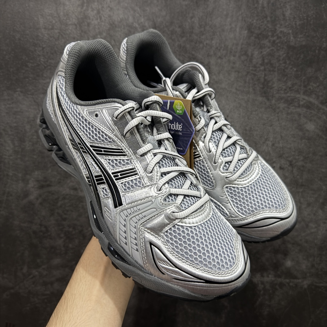 【总裁版】 ASICS GEL-KAYANO 14 亚瑟士系列轻量缓震休闲运动跑步鞋 市场天花板品质 鞋型细节秒杀市场流通版本 知名大厂出品 原版开发 细节完美把控 独家私模五层组合大底 原厂定制缓震硅胶加持 原盒原配 官方四联吊牌 一比一同步原鞋工艺和用料 后跟一样采用了GEL缓震胶 整体系列设计非常的科技感！ 锻炼跑步的同时让你一样时尚百搭！ 设计师 Hidenori Yamashita 以「Flash」一词为灵感，创造出未来感金属色鞋面，改造升级内在性能，由内而外全面革新，为 GEL-KAYANO 家族传承及经典跑鞋文化的延续，创下里程碑式作品。ASICS GEL - KAYANO 14 跑鞋重新诠释了复古的跑步形状，并以其 2000 年代后期的美学理念重新铺装，银色与蓝色的鞋面极为高档.网面铺陈与鞋面、鞋头多处细节位增添了透气性。ASICS GEL - KAYANO 14的鞋后跟部中底上以及多密度耐磨鞋底增加了 GEL 缓震胶，提供高抗冲击性、缓冲性、可保护脚部免受地面冲击的影响，穿着舒适性十足「入手同款」 尺码：36 37 37.5 38 39 39.5 40.5 41.5 42 42.5 43.5 44 45 46-选品中心