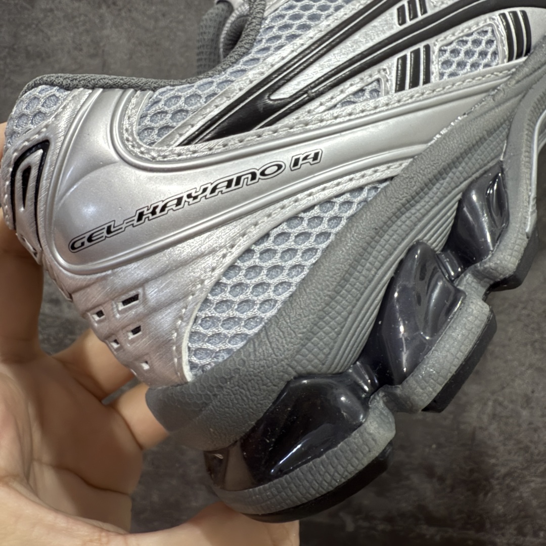 图片[3]-【总裁版】 ASICS GEL-KAYANO 14 亚瑟士系列轻量缓震休闲运动跑步鞋 市场天花板品质 鞋型细节秒杀市场流通版本 知名大厂出品 原版开发 细节完美把控 独家私模五层组合大底 原厂定制缓震硅胶加持 原盒原配 官方四联吊牌 一比一同步原鞋工艺和用料 后跟一样采用了GEL缓震胶 整体系列设计非常的科技感！ 锻炼跑步的同时让你一样时尚百搭！ 设计师 Hidenori Yamashita 以「Flash」一词为灵感，创造出未来感金属色鞋面，改造升级内在性能，由内而外全面革新，为 GEL-KAYANO 家族传承及经典跑鞋文化的延续，创下里程碑式作品。ASICS GEL – KAYANO 14 跑鞋重新诠释了复古的跑步形状，并以其 2000 年代后期的美学理念重新铺装，银色与蓝色的鞋面极为高档.网面铺陈与鞋面、鞋头多处细节位增添了透气性。ASICS GEL – KAYANO 14的鞋后跟部中底上以及多密度耐磨鞋底增加了 GEL 缓震胶，提供高抗冲击性、缓冲性、可保护脚部免受地面冲击的影响，穿着舒适性十足「入手同款」 尺码：36 37 37.5 38 39 39.5 40.5 41.5 42 42.5 43.5 44 45 46-选品中心