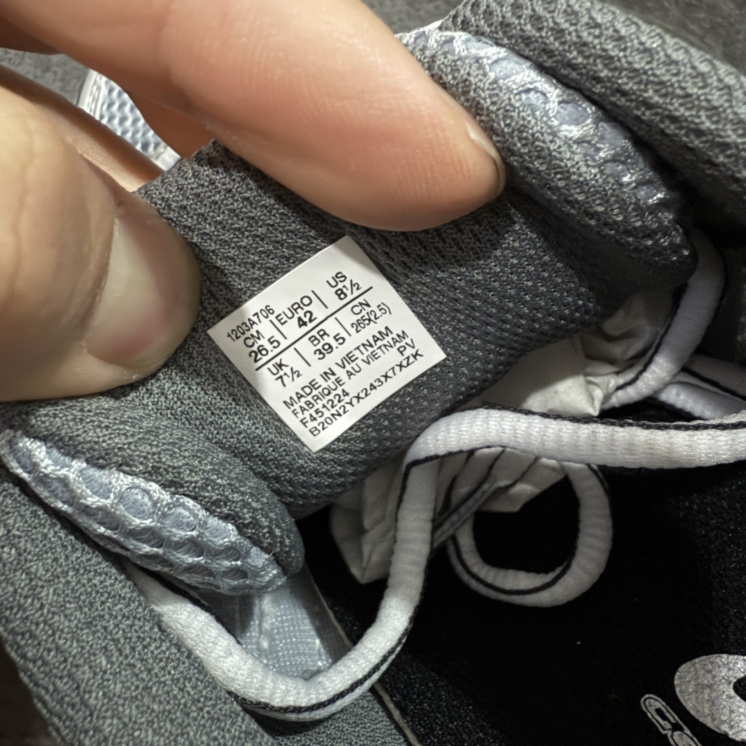 图片[7]-【总裁版】 ASICS GEL-KAYANO 14 亚瑟士系列轻量缓震休闲运动跑步鞋 市场天花板品质 鞋型细节秒杀市场流通版本 知名大厂出品 原版开发 细节完美把控 独家私模五层组合大底 原厂定制缓震硅胶加持 原盒原配 官方四联吊牌 一比一同步原鞋工艺和用料 后跟一样采用了GEL缓震胶 整体系列设计非常的科技感！ 锻炼跑步的同时让你一样时尚百搭！ 设计师 Hidenori Yamashita 以「Flash」一词为灵感，创造出未来感金属色鞋面，改造升级内在性能，由内而外全面革新，为 GEL-KAYANO 家族传承及经典跑鞋文化的延续，创下里程碑式作品。ASICS GEL – KAYANO 14 跑鞋重新诠释了复古的跑步形状，并以其 2000 年代后期的美学理念重新铺装，银色与蓝色的鞋面极为高档.网面铺陈与鞋面、鞋头多处细节位增添了透气性。ASICS GEL – KAYANO 14的鞋后跟部中底上以及多密度耐磨鞋底增加了 GEL 缓震胶，提供高抗冲击性、缓冲性、可保护脚部免受地面冲击的影响，穿着舒适性十足「入手同款」 尺码：36 37 37.5 38 39 39.5 40.5 41.5 42 42.5 43.5 44 45 46-选品中心