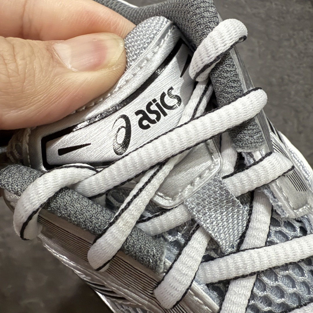图片[6]-【总裁版】 ASICS GEL-KAYANO 14 亚瑟士系列轻量缓震休闲运动跑步鞋 市场天花板品质 鞋型细节秒杀市场流通版本 知名大厂出品 原版开发 细节完美把控 独家私模五层组合大底 原厂定制缓震硅胶加持 原盒原配 官方四联吊牌 一比一同步原鞋工艺和用料 后跟一样采用了GEL缓震胶 整体系列设计非常的科技感！ 锻炼跑步的同时让你一样时尚百搭！ 设计师 Hidenori Yamashita 以「Flash」一词为灵感，创造出未来感金属色鞋面，改造升级内在性能，由内而外全面革新，为 GEL-KAYANO 家族传承及经典跑鞋文化的延续，创下里程碑式作品。ASICS GEL – KAYANO 14 跑鞋重新诠释了复古的跑步形状，并以其 2000 年代后期的美学理念重新铺装，银色与蓝色的鞋面极为高档.网面铺陈与鞋面、鞋头多处细节位增添了透气性。ASICS GEL – KAYANO 14的鞋后跟部中底上以及多密度耐磨鞋底增加了 GEL 缓震胶，提供高抗冲击性、缓冲性、可保护脚部免受地面冲击的影响，穿着舒适性十足「入手同款」 尺码：36 37 37.5 38 39 39.5 40.5 41.5 42 42.5 43.5 44 45 46-选品中心