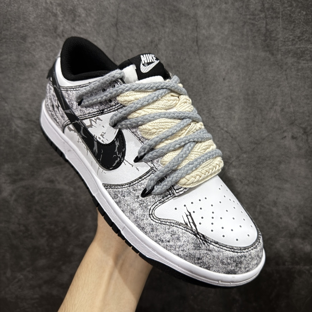 图片[3]-【定制K版】NK Dunk Low DD1391-100 弑影灵契限定 绑带 定制系列天花板 无原鞋不开发 全系列得物原鞋一比一校对开发 配色持续更新中 全套原厂楦头原纸板数据档案倾力打造 原汁原味莞产 极致还原 圈内最强针车工艺 高端零售指定版 广东原厂配套原盒原标 鞋盒分三个尺码段 原厂冲刀 超高清洁度 全鞋零毛边皮料切割 采用原厂百宏鞋带以及原厂百宏织唛舌标 内标可供原厂几率过验 进口原装条纹中底布 四线拉帮白色点胶 原厂拉帮手法遵循公司 原厂电绣 极致还原 尺码：36 36.5 37.5 38 38.5 39 40 40.5 41 42 42.5 43 44 44.5 45 46-选品中心