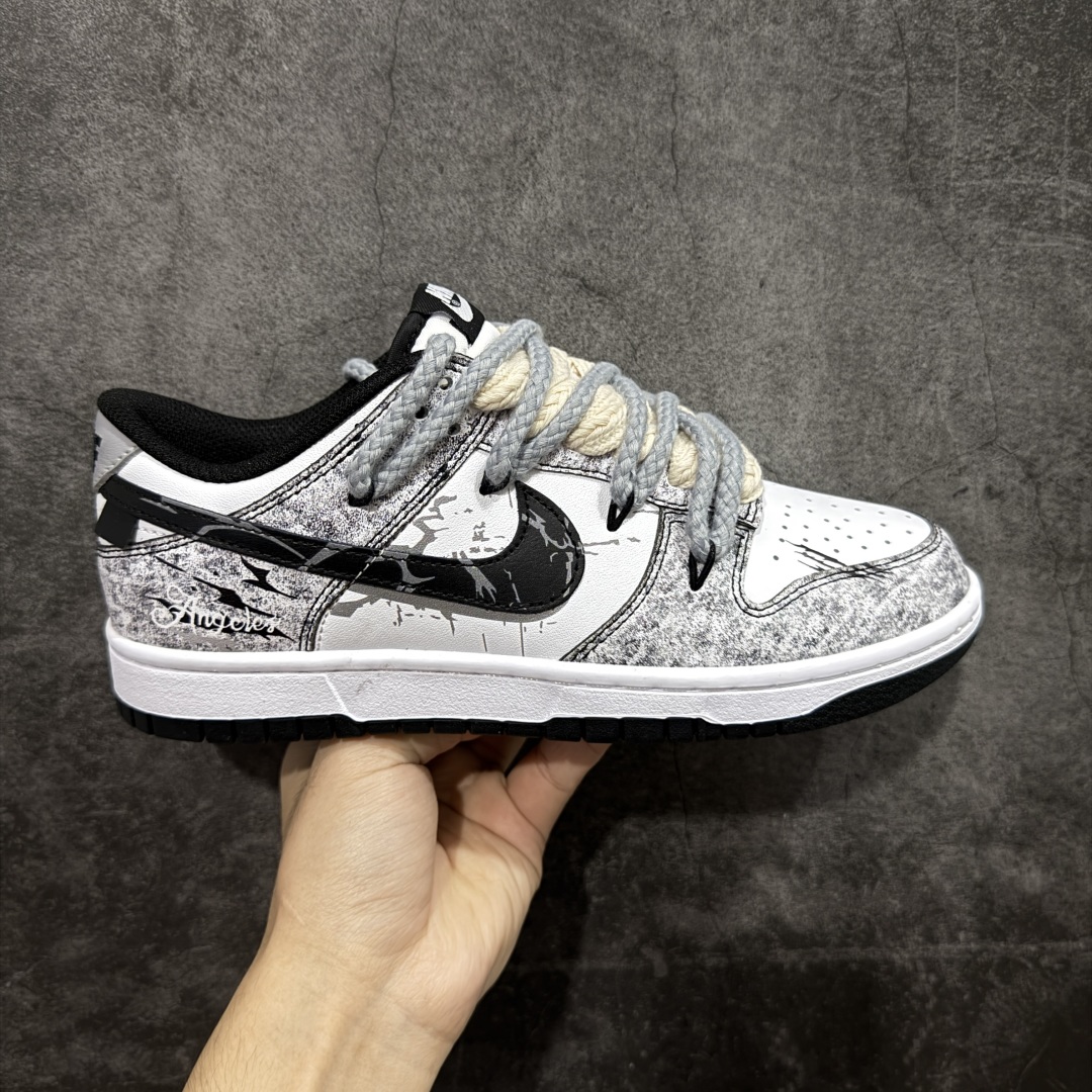 【定制K版】NK Dunk Low DD1391-100 弑影灵契限定 绑带 定制系列天花板 无原鞋不开发 全系列得物原鞋一比一校对开发 配色持续更新中 全套原厂楦头原纸板数据档案倾力打造 原汁原味莞产 极致还原 圈内最强针车工艺 高端零售指定版 广东原厂配套原盒原标 鞋盒分三个尺码段 原厂冲刀 超高清洁度 全鞋零毛边皮料切割 采用原厂百宏鞋带以及原厂百宏织唛舌标 内标可供原厂几率过验 进口原装条纹中底布 四线拉帮白色点胶 原厂拉帮手法遵循公司 原厂电绣 极致还原 尺码：36 36.5 37.5 38 38.5 39 40 40.5 41 42 42.5 43 44 44.5 45 46-选品中心