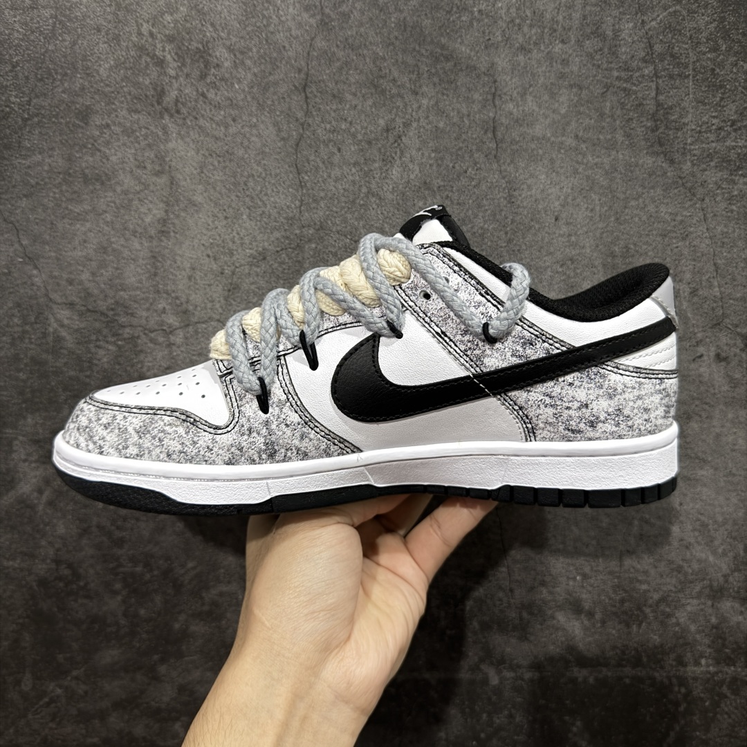 图片[2]-【定制K版】NK Dunk Low DD1391-100 弑影灵契限定 绑带 定制系列天花板 无原鞋不开发 全系列得物原鞋一比一校对开发 配色持续更新中 全套原厂楦头原纸板数据档案倾力打造 原汁原味莞产 极致还原 圈内最强针车工艺 高端零售指定版 广东原厂配套原盒原标 鞋盒分三个尺码段 原厂冲刀 超高清洁度 全鞋零毛边皮料切割 采用原厂百宏鞋带以及原厂百宏织唛舌标 内标可供原厂几率过验 进口原装条纹中底布 四线拉帮白色点胶 原厂拉帮手法遵循公司 原厂电绣 极致还原 尺码：36 36.5 37.5 38 38.5 39 40 40.5 41 42 42.5 43 44 44.5 45 46-选品中心