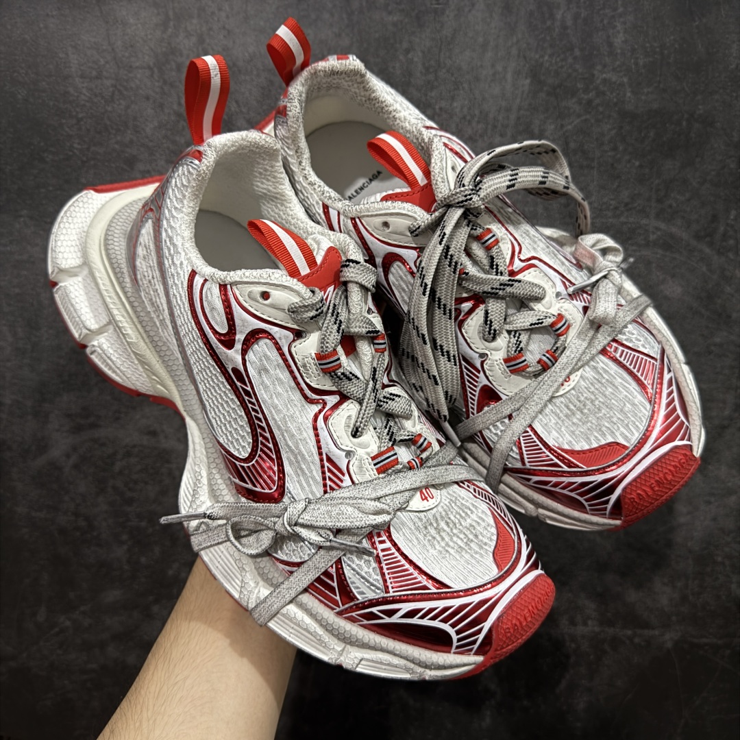 【X版纯原】BALENCIAGA 3XL Sneakers 巴黎世家十代网布系带低帮走秀复古老爹鞋 全新版本 全新顶端品质 全套原纸板楦头开发 最原汁原味的灵魂版型 全鞋荧光划线卡点 胶水把控整洁度追求极致完美 每一双都是工艺品 多重QC质检 超越公司货的品控标准 实实在在的免检产品 原盒原配 正确字体电绣 粗细、位置、大小正确 侧边TPU 透气孔匹配意产原版 正确分离大底 TPU软底 原版一致大底LOGO 立体感十足 原厂皮料水洗做旧 采购原厂网纱 不含皮革 网布材料和聚氨酯 磨损效果 鞋头边缘和后帮 Balenciaga 徽标 鞋面和后跟凸印尺码 鞋舌 3XL 橡胶品牌标识和反光细节 鞋帮拉袢和鞋舌拉祥 配反光细节 备用鞋带在鞋履前侧 可在穿着前取下 便于不同造型搭配 正常尺码 尺码：35 36 37 38 39 40 41 42 43 44 45 46-选品中心