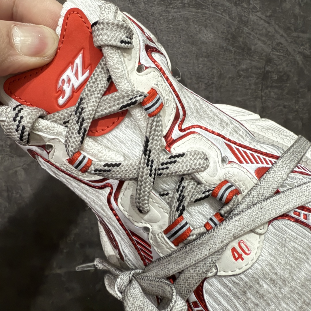 图片[6]-【X版纯原】BALENCIAGA 3XL Sneakers 巴黎世家十代网布系带低帮走秀复古老爹鞋 全新版本 全新顶端品质 全套原纸板楦头开发 最原汁原味的灵魂版型 全鞋荧光划线卡点 胶水把控整洁度追求极致完美 每一双都是工艺品 多重QC质检 超越公司货的品控标准 实实在在的免检产品 原盒原配 正确字体电绣 粗细、位置、大小正确 侧边TPU 透气孔匹配意产原版 正确分离大底 TPU软底 原版一致大底LOGO 立体感十足 原厂皮料水洗做旧 采购原厂网纱 不含皮革 网布材料和聚氨酯 磨损效果 鞋头边缘和后帮 Balenciaga 徽标 鞋面和后跟凸印尺码 鞋舌 3XL 橡胶品牌标识和反光细节 鞋帮拉袢和鞋舌拉祥 配反光细节 备用鞋带在鞋履前侧 可在穿着前取下 便于不同造型搭配 正常尺码 尺码：35 36 37 38 39 40 41 42 43 44 45 46-选品中心
