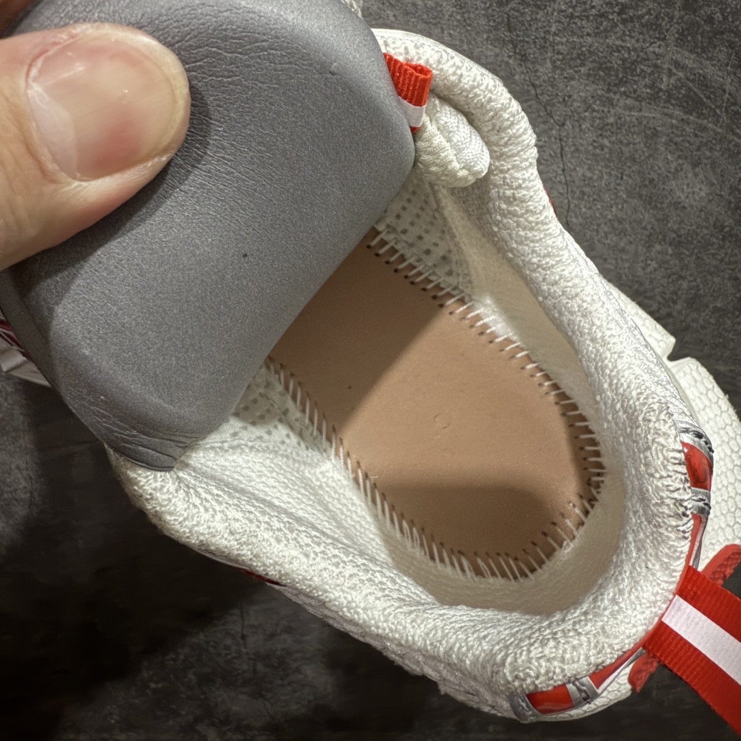 图片[9]-【X版纯原】BALENCIAGA 3XL Sneakers 巴黎世家十代网布系带低帮走秀复古老爹鞋 全新版本 全新顶端品质 全套原纸板楦头开发 最原汁原味的灵魂版型 全鞋荧光划线卡点 胶水把控整洁度追求极致完美 每一双都是工艺品 多重QC质检 超越公司货的品控标准 实实在在的免检产品 原盒原配 正确字体电绣 粗细、位置、大小正确 侧边TPU 透气孔匹配意产原版 正确分离大底 TPU软底 原版一致大底LOGO 立体感十足 原厂皮料水洗做旧 采购原厂网纱 不含皮革 网布材料和聚氨酯 磨损效果 鞋头边缘和后帮 Balenciaga 徽标 鞋面和后跟凸印尺码 鞋舌 3XL 橡胶品牌标识和反光细节 鞋帮拉袢和鞋舌拉祥 配反光细节 备用鞋带在鞋履前侧 可在穿着前取下 便于不同造型搭配 正常尺码 尺码：35 36 37 38 39 40 41 42 43 44 45 46-选品中心