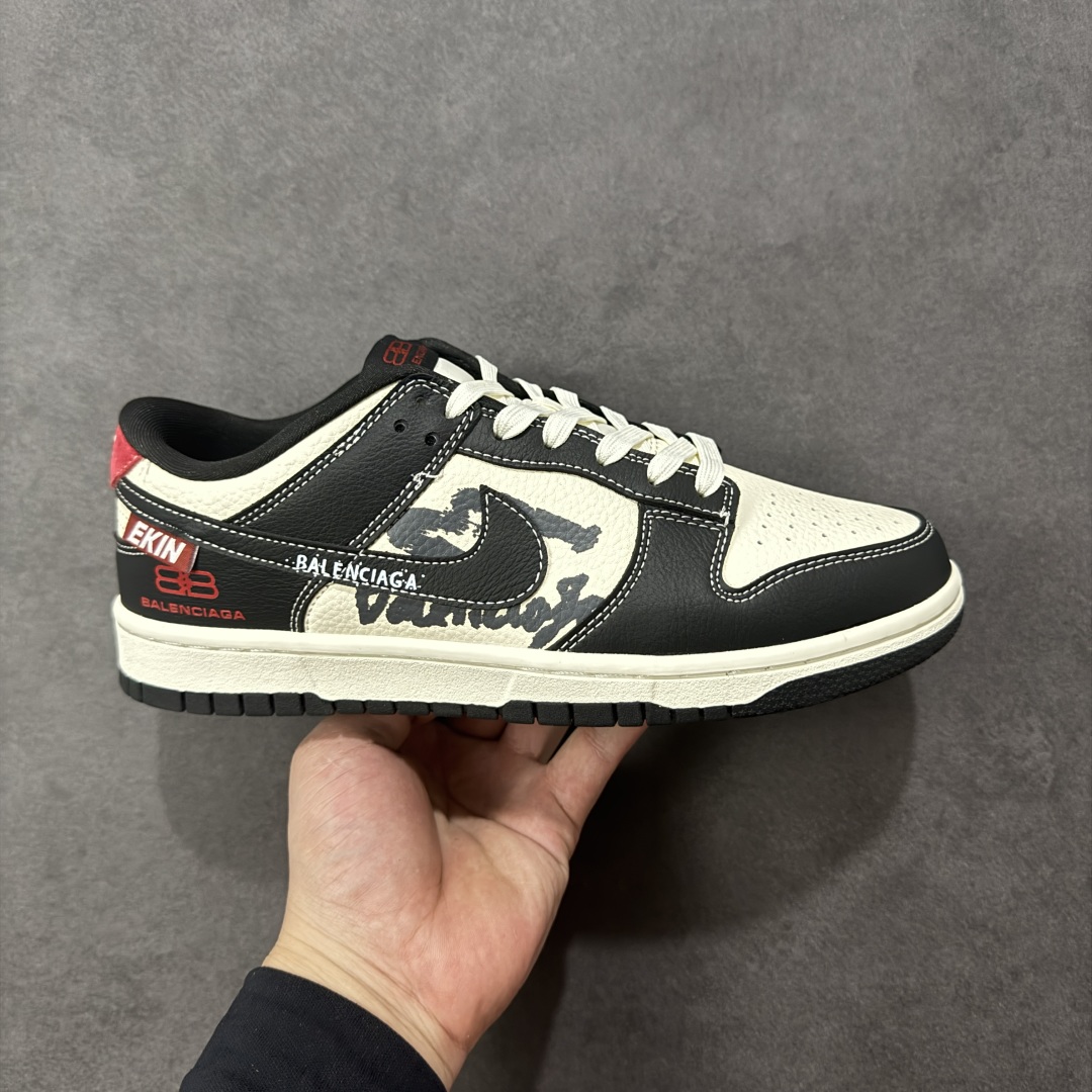 【定制版】NK SB Dunk Low 低帮巴黎世家联名米白黑红印花 定制鞋盒 大厂纯原品质出货 超高清洁度 皮料切割干净无任何毛边 细节完美 货号：DS6608-016 尺码： 36 36.5 37.5 38 38.5 39 40 40.5 41 42 42.5 43 44 44.5 45 编码：HXSB330340-选品中心