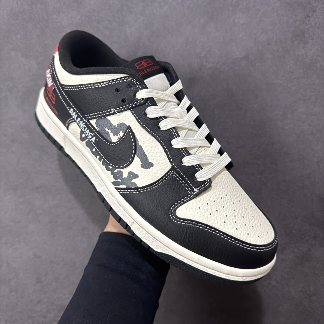 图片[3]-【定制版】NK SB Dunk Low 低帮巴黎世家联名米白黑红印花 定制鞋盒 大厂纯原品质出货 超高清洁度 皮料切割干净无任何毛边 细节完美 货号：DS6608-016 尺码： 36 36.5 37.5 38 38.5 39 40 40.5 41 42 42.5 43 44 44.5 45 编码：HXSB330340-选品中心