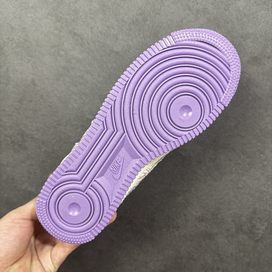 图片[9]-【定制版】Nike Air Force 1\’07 Low \”Dreaming\” 手绘涂鸦 恋空织梦 空军一号低帮休闲板鞋 BD7700-202  #当薰衣草色的梦幻晕染开空军一号的经典轮廓，《恋空织梦》便成了潮流与梦幻的共生体。GUCCI的经典纹路与街头涂鸦感的“Lonely”字样碰撞，蛛网暗纹里藏着叛逆的浪漫；爱神模样的天使在鞋侧轻挽弓箭，将少女的绮梦射向空域  尺码：36 36.5 37.5 38 38.5 39 40 40.5 41 42 42.5 43 44 44.5 45 编码：HXSA310320-选品中心