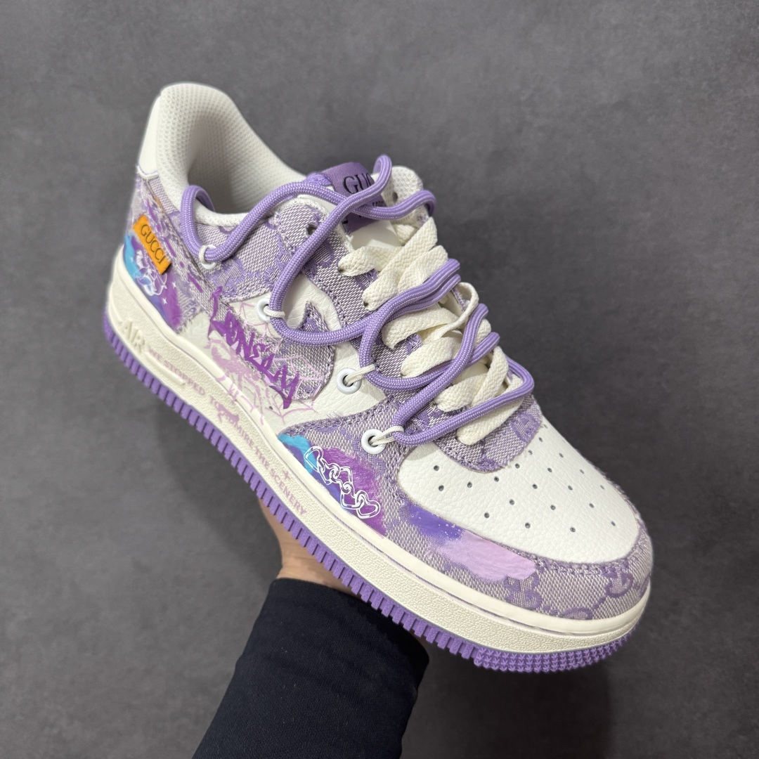 图片[3]-【定制版】Nike Air Force 1\’07 Low \”Dreaming\” 手绘涂鸦 恋空织梦 空军一号低帮休闲板鞋 BD7700-202  #当薰衣草色的梦幻晕染开空军一号的经典轮廓，《恋空织梦》便成了潮流与梦幻的共生体。GUCCI的经典纹路与街头涂鸦感的“Lonely”字样碰撞，蛛网暗纹里藏着叛逆的浪漫；爱神模样的天使在鞋侧轻挽弓箭，将少女的绮梦射向空域  尺码：36 36.5 37.5 38 38.5 39 40 40.5 41 42 42.5 43 44 44.5 45 编码：HXSA310320-选品中心