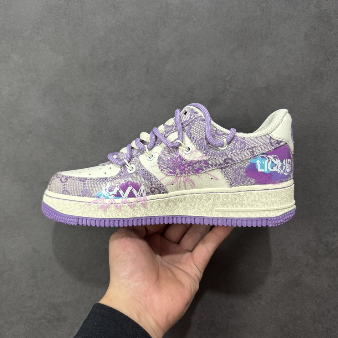 图片[2]-【定制版】Nike Air Force 1\’07 Low \”Dreaming\” 手绘涂鸦 恋空织梦 空军一号低帮休闲板鞋 BD7700-202  #当薰衣草色的梦幻晕染开空军一号的经典轮廓，《恋空织梦》便成了潮流与梦幻的共生体。GUCCI的经典纹路与街头涂鸦感的“Lonely”字样碰撞，蛛网暗纹里藏着叛逆的浪漫；爱神模样的天使在鞋侧轻挽弓箭，将少女的绮梦射向空域  尺码：36 36.5 37.5 38 38.5 39 40 40.5 41 42 42.5 43 44 44.5 45 编码：HXSA310320-选品中心