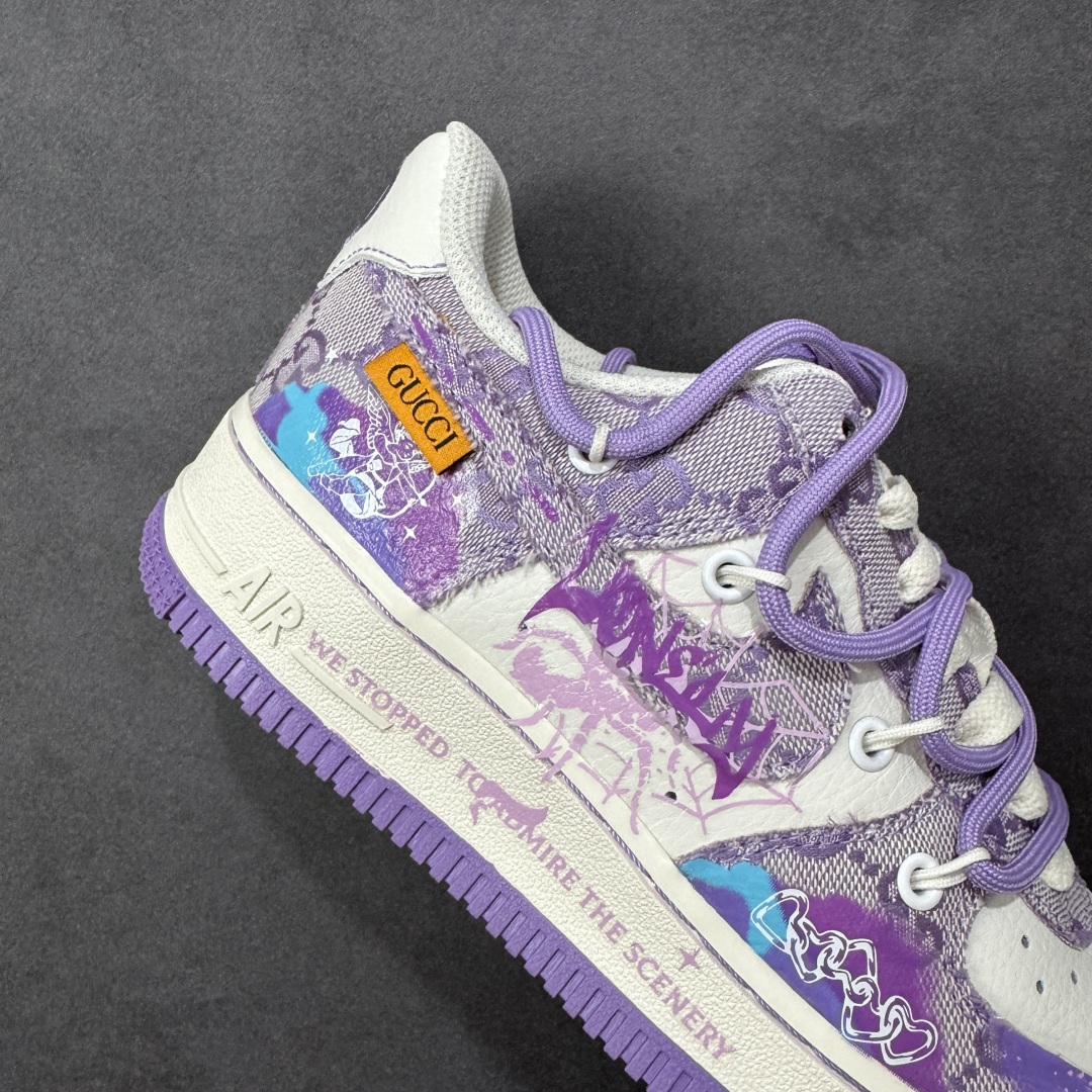 图片[6]-【定制版】Nike Air Force 1\’07 Low \”Dreaming\” 手绘涂鸦 恋空织梦 空军一号低帮休闲板鞋 BD7700-202  #当薰衣草色的梦幻晕染开空军一号的经典轮廓，《恋空织梦》便成了潮流与梦幻的共生体。GUCCI的经典纹路与街头涂鸦感的“Lonely”字样碰撞，蛛网暗纹里藏着叛逆的浪漫；爱神模样的天使在鞋侧轻挽弓箭，将少女的绮梦射向空域  尺码：36 36.5 37.5 38 38.5 39 40 40.5 41 42 42.5 43 44 44.5 45 编码：HXSA310320-选品中心
