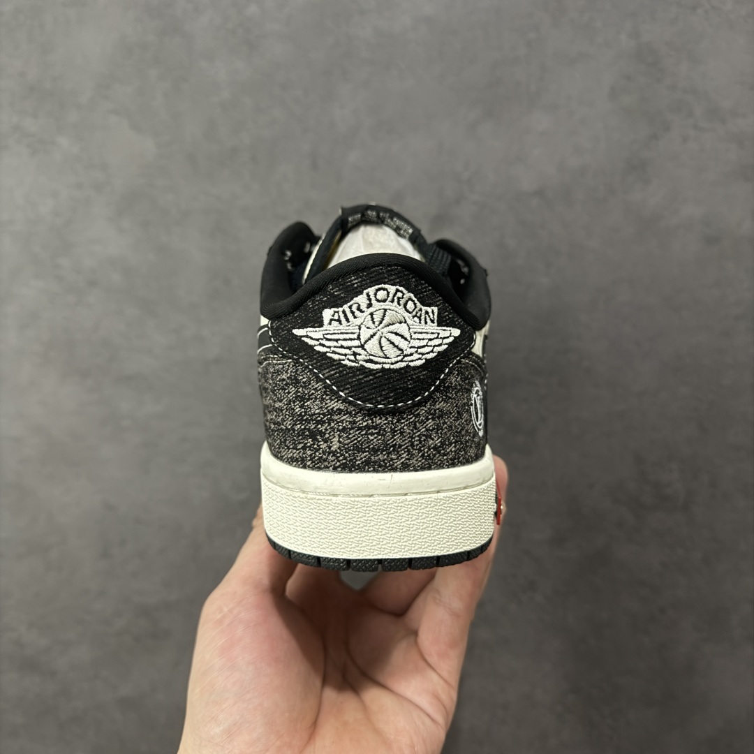 图片[4]-【定制版】Travis Scott x Fragment Design x Air Jordan 1 Low OG SP AJ1 乔1LV联名 白黑牛仔 低帮文化休闲板鞋 SC0601-054  #多方联名合作融合了Travis Scott 独特的音乐风格，藤原浩个性的设计风格以及Jordan品牌的经典元素 使其成为一双具有独特身份和价值的鞋子 清新而立体的外观加上联名标识更突出了其独特身份 这种配色方案显示出活力和时尚感 在视觉上引人注目 鞋身的质感和细腻的细节处理使其显得高端而格调十足 这款“倒钩”联名是设计与创意完美结合 融合多方的个性风格是一款备受瞩目的潮流鞋款  尺码：36 36.5 37.5 38 38.5 39 40 40.5 41 42 42.5 43 44 44.5 45 编码：HXSB330340-选品中心
