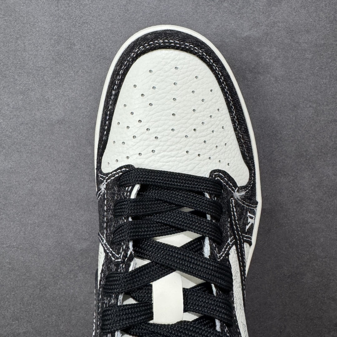 图片[8]-【定制版】Travis Scott x Fragment Design x Air Jordan 1 Low OG SP AJ1 乔1LV联名 白黑牛仔 低帮文化休闲板鞋 SC0601-054  #多方联名合作融合了Travis Scott 独特的音乐风格，藤原浩个性的设计风格以及Jordan品牌的经典元素 使其成为一双具有独特身份和价值的鞋子 清新而立体的外观加上联名标识更突出了其独特身份 这种配色方案显示出活力和时尚感 在视觉上引人注目 鞋身的质感和细腻的细节处理使其显得高端而格调十足 这款“倒钩”联名是设计与创意完美结合 融合多方的个性风格是一款备受瞩目的潮流鞋款  尺码：36 36.5 37.5 38 38.5 39 40 40.5 41 42 42.5 43 44 44.5 45 编码：HXSB330340-选品中心