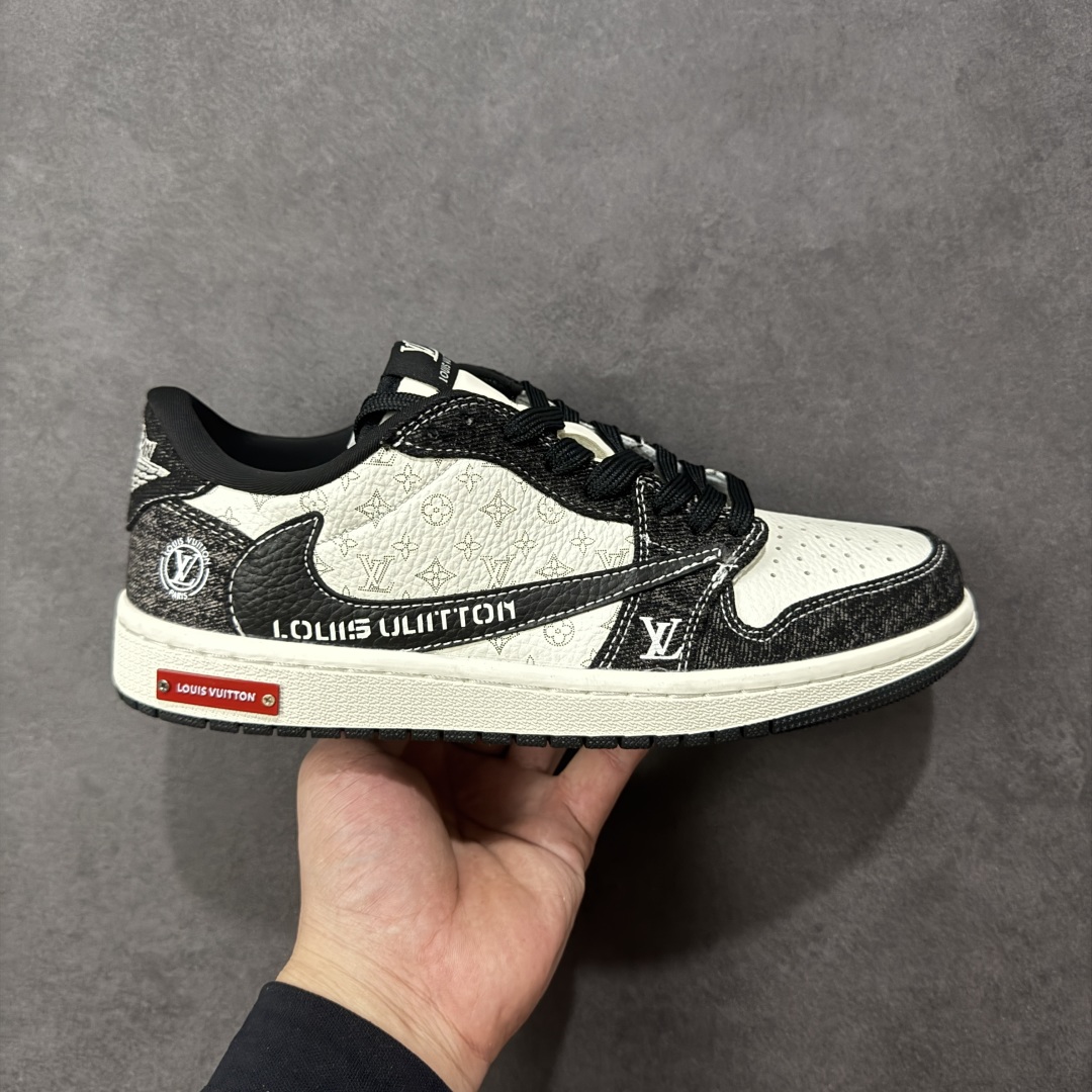 【定制版】Travis Scott x Fragment Design x Air Jordan 1 Low OG SP AJ1 乔1LV联名 白黑牛仔 低帮文化休闲板鞋 SC0601-054  #多方联名合作融合了Travis Scott 独特的音乐风格，藤原浩个性的设计风格以及Jordan品牌的经典元素 使其成为一双具有独特身份和价值的鞋子 清新而立体的外观加上联名标识更突出了其独特身份 这种配色方案显示出活力和时尚感 在视觉上引人注目 鞋身的质感和细腻的细节处理使其显得高端而格调十足 这款“倒钩”联名是设计与创意完美结合 融合多方的个性风格是一款备受瞩目的潮流鞋款  尺码：36 36.5 37.5 38 38.5 39 40 40.5 41 42 42.5 43 44 44.5 45 编码：HXSB330340-选品中心