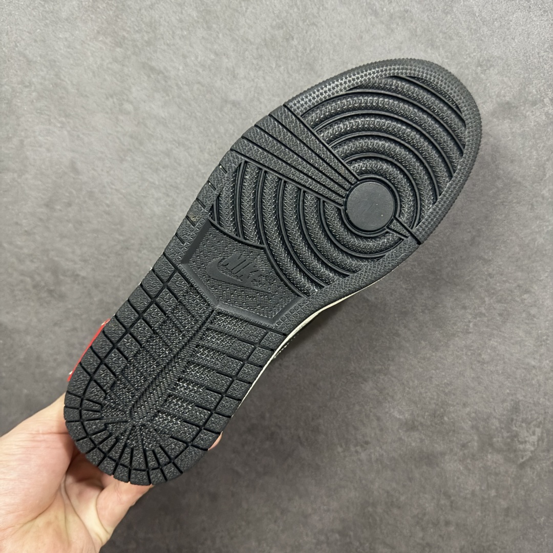 图片[9]-【定制版】Travis Scott x Fragment Design x Air Jordan 1 Low OG SP AJ1 乔1LV联名 白黑牛仔 低帮文化休闲板鞋 SC0601-054  #多方联名合作融合了Travis Scott 独特的音乐风格，藤原浩个性的设计风格以及Jordan品牌的经典元素 使其成为一双具有独特身份和价值的鞋子 清新而立体的外观加上联名标识更突出了其独特身份 这种配色方案显示出活力和时尚感 在视觉上引人注目 鞋身的质感和细腻的细节处理使其显得高端而格调十足 这款“倒钩”联名是设计与创意完美结合 融合多方的个性风格是一款备受瞩目的潮流鞋款  尺码：36 36.5 37.5 38 38.5 39 40 40.5 41 42 42.5 43 44 44.5 45 编码：HXSB330340-选品中心