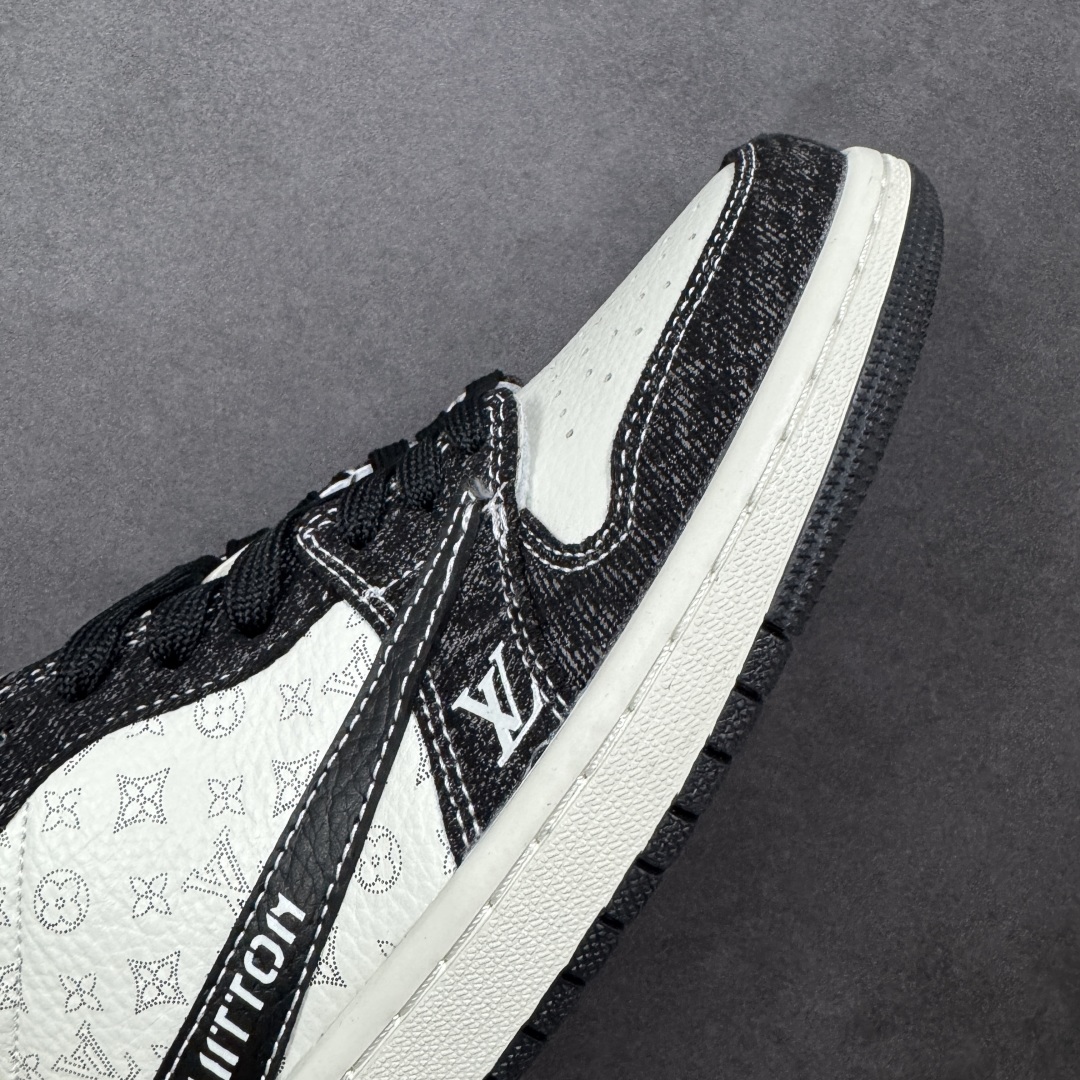 图片[5]-【定制版】Travis Scott x Fragment Design x Air Jordan 1 Low OG SP AJ1 乔1LV联名 白黑牛仔 低帮文化休闲板鞋 SC0601-054  #多方联名合作融合了Travis Scott 独特的音乐风格，藤原浩个性的设计风格以及Jordan品牌的经典元素 使其成为一双具有独特身份和价值的鞋子 清新而立体的外观加上联名标识更突出了其独特身份 这种配色方案显示出活力和时尚感 在视觉上引人注目 鞋身的质感和细腻的细节处理使其显得高端而格调十足 这款“倒钩”联名是设计与创意完美结合 融合多方的个性风格是一款备受瞩目的潮流鞋款  尺码：36 36.5 37.5 38 38.5 39 40 40.5 41 42 42.5 43 44 44.5 45 编码：HXSB330340-选品中心