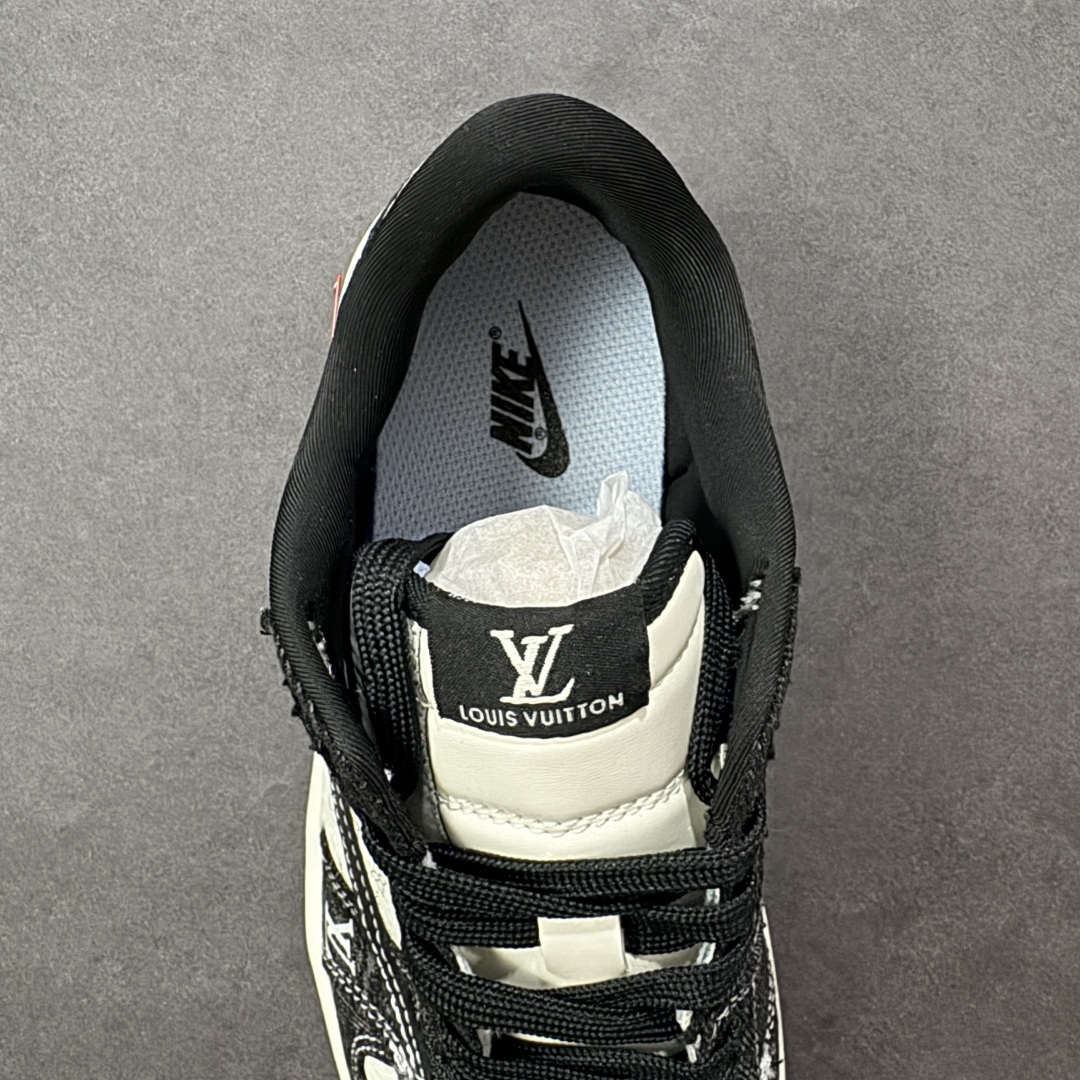 图片[7]-【定制版】Travis Scott x Fragment Design x Air Jordan 1 Low OG SP AJ1 乔1LV联名 白黑牛仔 低帮文化休闲板鞋 SC0601-054  #多方联名合作融合了Travis Scott 独特的音乐风格，藤原浩个性的设计风格以及Jordan品牌的经典元素 使其成为一双具有独特身份和价值的鞋子 清新而立体的外观加上联名标识更突出了其独特身份 这种配色方案显示出活力和时尚感 在视觉上引人注目 鞋身的质感和细腻的细节处理使其显得高端而格调十足 这款“倒钩”联名是设计与创意完美结合 融合多方的个性风格是一款备受瞩目的潮流鞋款  尺码：36 36.5 37.5 38 38.5 39 40 40.5 41 42 42.5 43 44 44.5 45 编码：HXSB330340-选品中心