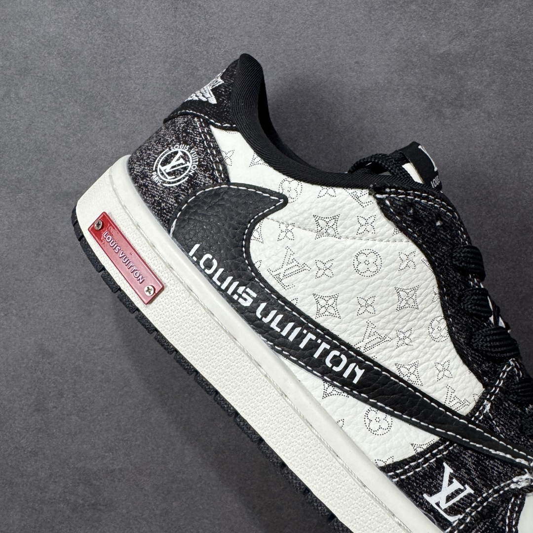 图片[6]-【定制版】Travis Scott x Fragment Design x Air Jordan 1 Low OG SP AJ1 乔1LV联名 白黑牛仔 低帮文化休闲板鞋 SC0601-054  #多方联名合作融合了Travis Scott 独特的音乐风格，藤原浩个性的设计风格以及Jordan品牌的经典元素 使其成为一双具有独特身份和价值的鞋子 清新而立体的外观加上联名标识更突出了其独特身份 这种配色方案显示出活力和时尚感 在视觉上引人注目 鞋身的质感和细腻的细节处理使其显得高端而格调十足 这款“倒钩”联名是设计与创意完美结合 融合多方的个性风格是一款备受瞩目的潮流鞋款  尺码：36 36.5 37.5 38 38.5 39 40 40.5 41 42 42.5 43 44 44.5 45 编码：HXSB330340-选品中心