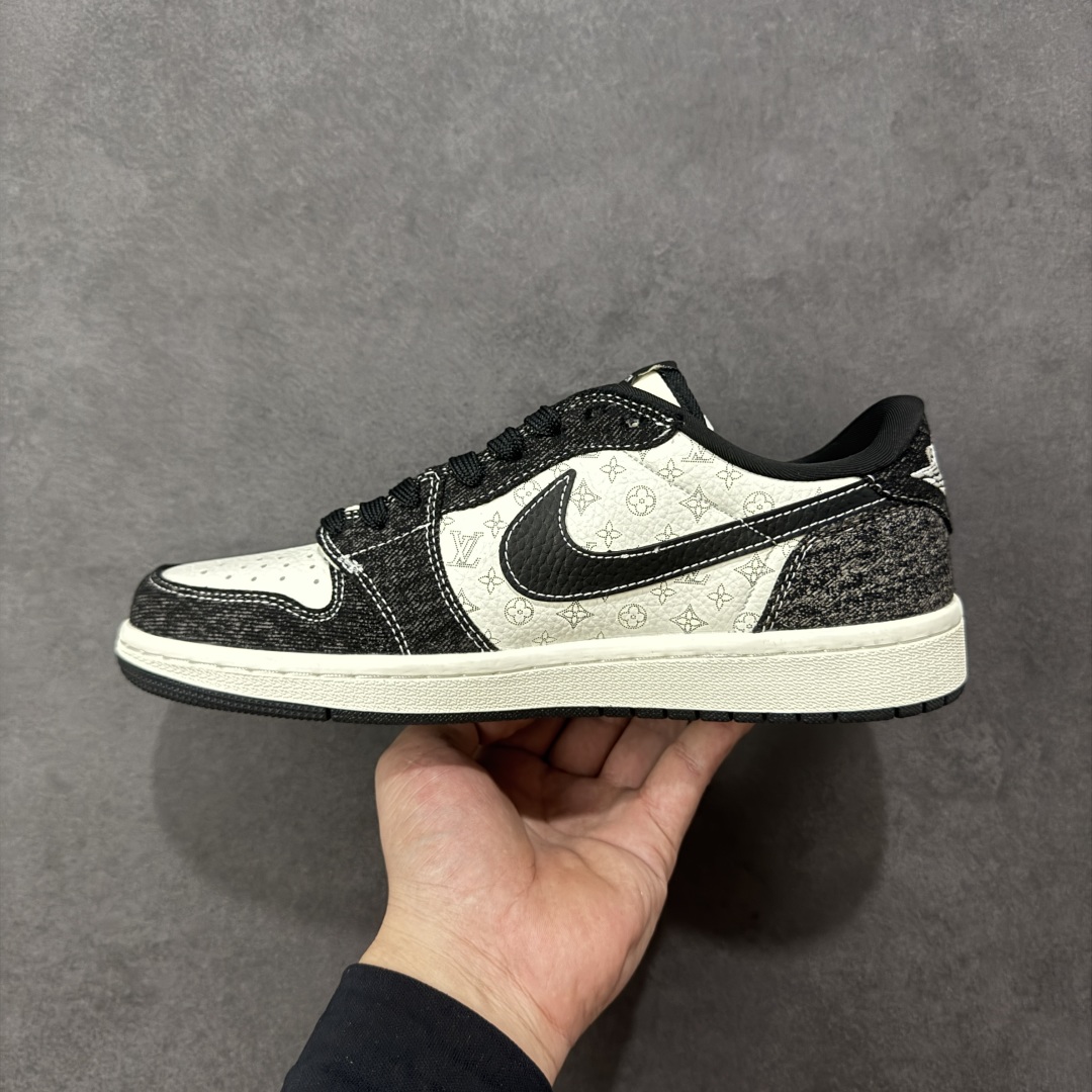 图片[2]-【定制版】Travis Scott x Fragment Design x Air Jordan 1 Low OG SP AJ1 乔1LV联名 白黑牛仔 低帮文化休闲板鞋 SC0601-054  #多方联名合作融合了Travis Scott 独特的音乐风格，藤原浩个性的设计风格以及Jordan品牌的经典元素 使其成为一双具有独特身份和价值的鞋子 清新而立体的外观加上联名标识更突出了其独特身份 这种配色方案显示出活力和时尚感 在视觉上引人注目 鞋身的质感和细腻的细节处理使其显得高端而格调十足 这款“倒钩”联名是设计与创意完美结合 融合多方的个性风格是一款备受瞩目的潮流鞋款  尺码：36 36.5 37.5 38 38.5 39 40 40.5 41 42 42.5 43 44 44.5 45 编码：HXSB330340-选品中心