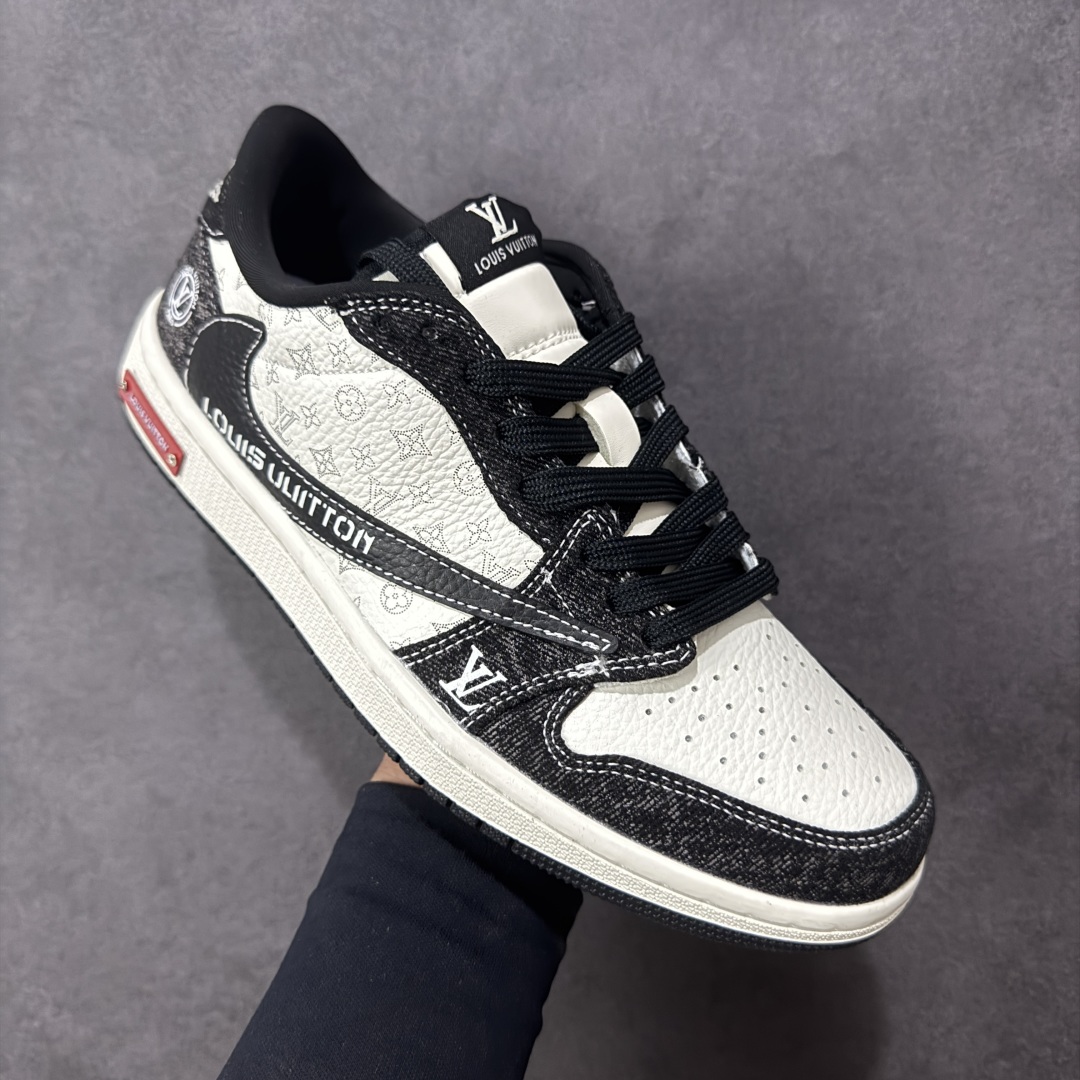 图片[3]-【定制版】Travis Scott x Fragment Design x Air Jordan 1 Low OG SP AJ1 乔1LV联名 白黑牛仔 低帮文化休闲板鞋 SC0601-054  #多方联名合作融合了Travis Scott 独特的音乐风格，藤原浩个性的设计风格以及Jordan品牌的经典元素 使其成为一双具有独特身份和价值的鞋子 清新而立体的外观加上联名标识更突出了其独特身份 这种配色方案显示出活力和时尚感 在视觉上引人注目 鞋身的质感和细腻的细节处理使其显得高端而格调十足 这款“倒钩”联名是设计与创意完美结合 融合多方的个性风格是一款备受瞩目的潮流鞋款  尺码：36 36.5 37.5 38 38.5 39 40 40.5 41 42 42.5 43 44 44.5 45 编码：HXSB330340-选品中心