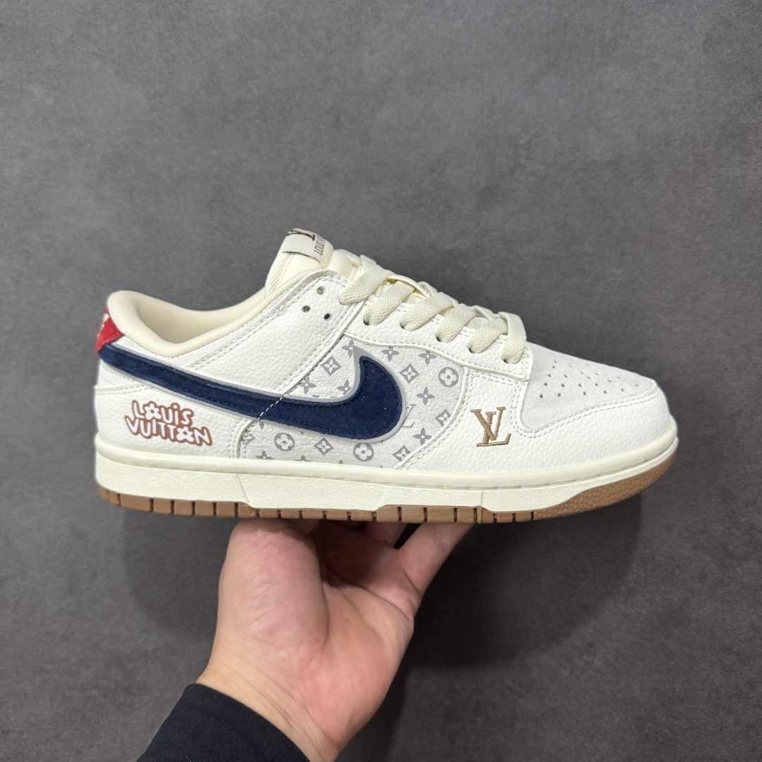 【定制版】NK SB Dunk Low 低帮LV联名白棕深蓝勾印花 #定制鞋盒 大厂纯原品质出货 超高清洁度 皮料切割干净无任何毛边 细节完美 货号：YF9511-907 尺码：36 36.5 37.5 38 38.5 39 40 40.5 41 42 42.5 43 44 44.5 45 编码：HXSB330340-选品中心