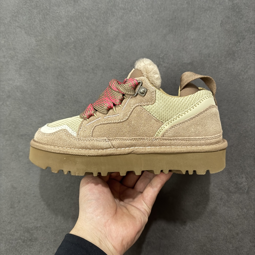 图片[2]-【SP顶级版】UGG LOWMEL 梅尔低帮 N1144032秋冬羊毛一体雪地靴 原代工厂隆丰A级真羊毛皮一体完全遵循正平正品，精选A级羊皮毛一体材质，内里毛绒如云朵般包裹双脚，白带恒温属性一寒锁温抗冻，股季透气排湿，让双脚时刻处于干爽舒适的状态，轻量化设计搭配柔韧鞋底，每一步都似踩在软垫上，再加上贴合足型的弧度与足跟支撑，无论是居家休憩,外出通勤还是日常跑腿，全天行走也无负担。 从经典高筒靴到简约拖鞋，从基础中性色到潮流设计，既能与牛仔裤、卫衣打造随性日常，也能搭配裙子、男女同款更能轻松适配情侣穿搭。 优质羊皮毛天生耐磨损，搭配扎实工艺与防水科技加持，能抵御日常磨损与雨雪侵袭。一双穿数年仍能保持柔软质感💪🏻 尺码：35-40-选品中心