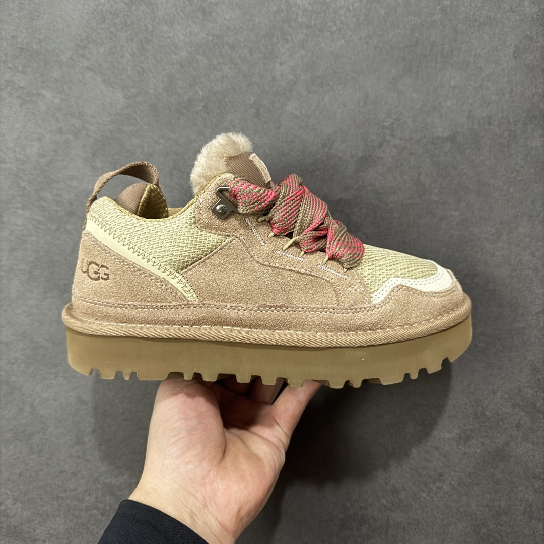 【SP顶级版】UGG LOWMEL 梅尔低帮 N1144032秋冬羊毛一体雪地靴 原代工厂隆丰A级真羊毛皮一体完全遵循正平正品，精选A级羊皮毛一体材质，内里毛绒如云朵般包裹双脚，白带恒温属性一寒锁温抗冻，股季透气排湿，让双脚时刻处于干爽舒适的状态，轻量化设计搭配柔韧鞋底，每一步都似踩在软垫上，再加上贴合足型的弧度与足跟支撑，无论是居家休憩,外出通勤还是日常跑腿，全天行走也无负担。 从经典高筒靴到简约拖鞋，从基础中性色到潮流设计，既能与牛仔裤、卫衣打造随性日常，也能搭配裙子、男女同款更能轻松适配情侣穿搭。 优质羊皮毛天生耐磨损，搭配扎实工艺与防水科技加持，能抵御日常磨损与雨雪侵袭。一双穿数年仍能保持柔软质感💪🏻 尺码：35-40-选品中心