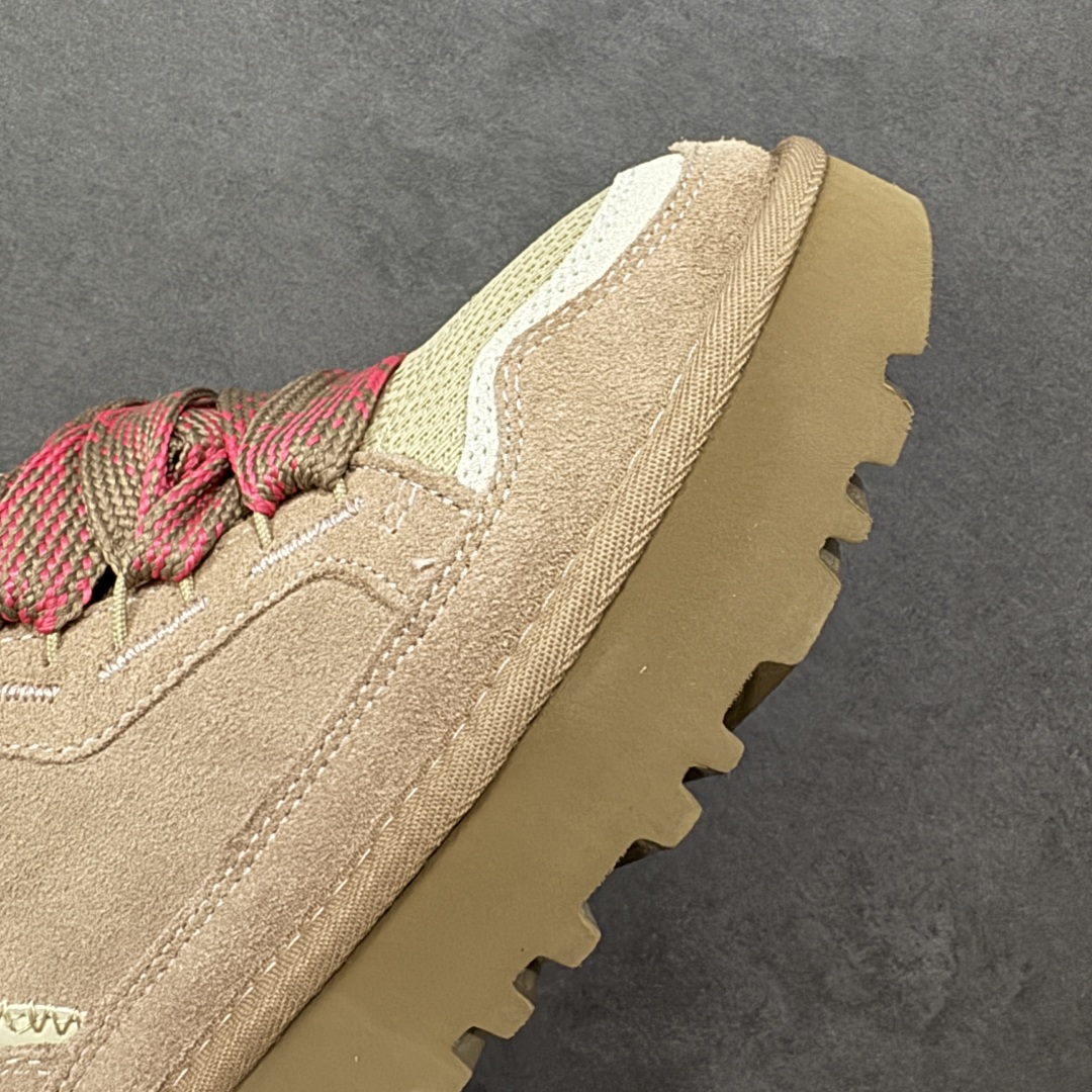 图片[5]-【SP顶级版】UGG LOWMEL 梅尔低帮 N1144032秋冬羊毛一体雪地靴 原代工厂隆丰A级真羊毛皮一体完全遵循正平正品，精选A级羊皮毛一体材质，内里毛绒如云朵般包裹双脚，白带恒温属性一寒锁温抗冻，股季透气排湿，让双脚时刻处于干爽舒适的状态，轻量化设计搭配柔韧鞋底，每一步都似踩在软垫上，再加上贴合足型的弧度与足跟支撑，无论是居家休憩,外出通勤还是日常跑腿，全天行走也无负担。 从经典高筒靴到简约拖鞋，从基础中性色到潮流设计，既能与牛仔裤、卫衣打造随性日常，也能搭配裙子、男女同款更能轻松适配情侣穿搭。 优质羊皮毛天生耐磨损，搭配扎实工艺与防水科技加持，能抵御日常磨损与雨雪侵袭。一双穿数年仍能保持柔软质感💪🏻 尺码：35-40-选品中心