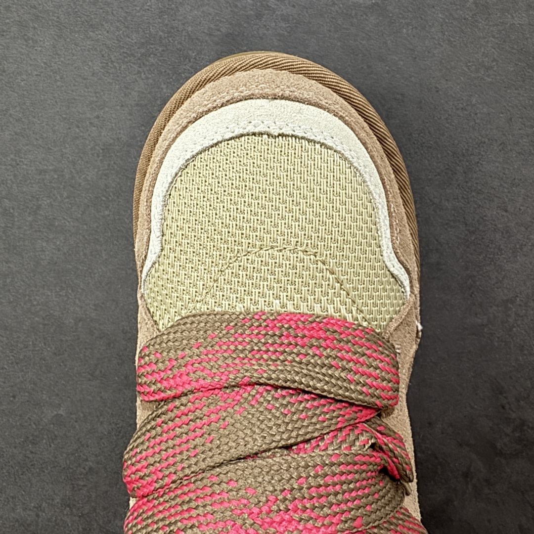 图片[8]-【SP顶级版】UGG LOWMEL 梅尔低帮 N1144032秋冬羊毛一体雪地靴 原代工厂隆丰A级真羊毛皮一体完全遵循正平正品，精选A级羊皮毛一体材质，内里毛绒如云朵般包裹双脚，白带恒温属性一寒锁温抗冻，股季透气排湿，让双脚时刻处于干爽舒适的状态，轻量化设计搭配柔韧鞋底，每一步都似踩在软垫上，再加上贴合足型的弧度与足跟支撑，无论是居家休憩,外出通勤还是日常跑腿，全天行走也无负担。 从经典高筒靴到简约拖鞋，从基础中性色到潮流设计，既能与牛仔裤、卫衣打造随性日常，也能搭配裙子、男女同款更能轻松适配情侣穿搭。 优质羊皮毛天生耐磨损，搭配扎实工艺与防水科技加持，能抵御日常磨损与雨雪侵袭。一双穿数年仍能保持柔软质感💪🏻 尺码：35-40-选品中心