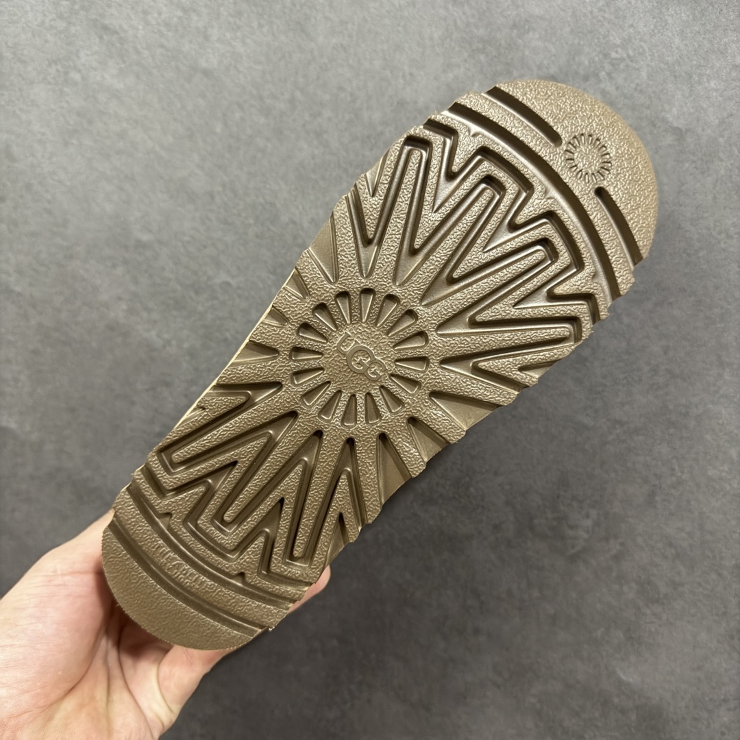 图片[9]-【SP顶级版】UGG LOWMEL 梅尔低帮 N1144032秋冬羊毛一体雪地靴 原代工厂隆丰A级真羊毛皮一体完全遵循正平正品，精选A级羊皮毛一体材质，内里毛绒如云朵般包裹双脚，白带恒温属性一寒锁温抗冻，股季透气排湿，让双脚时刻处于干爽舒适的状态，轻量化设计搭配柔韧鞋底，每一步都似踩在软垫上，再加上贴合足型的弧度与足跟支撑，无论是居家休憩,外出通勤还是日常跑腿，全天行走也无负担。 从经典高筒靴到简约拖鞋，从基础中性色到潮流设计，既能与牛仔裤、卫衣打造随性日常，也能搭配裙子、男女同款更能轻松适配情侣穿搭。 优质羊皮毛天生耐磨损，搭配扎实工艺与防水科技加持，能抵御日常磨损与雨雪侵袭。一双穿数年仍能保持柔软质感💪🏻 尺码：35-40-选品中心