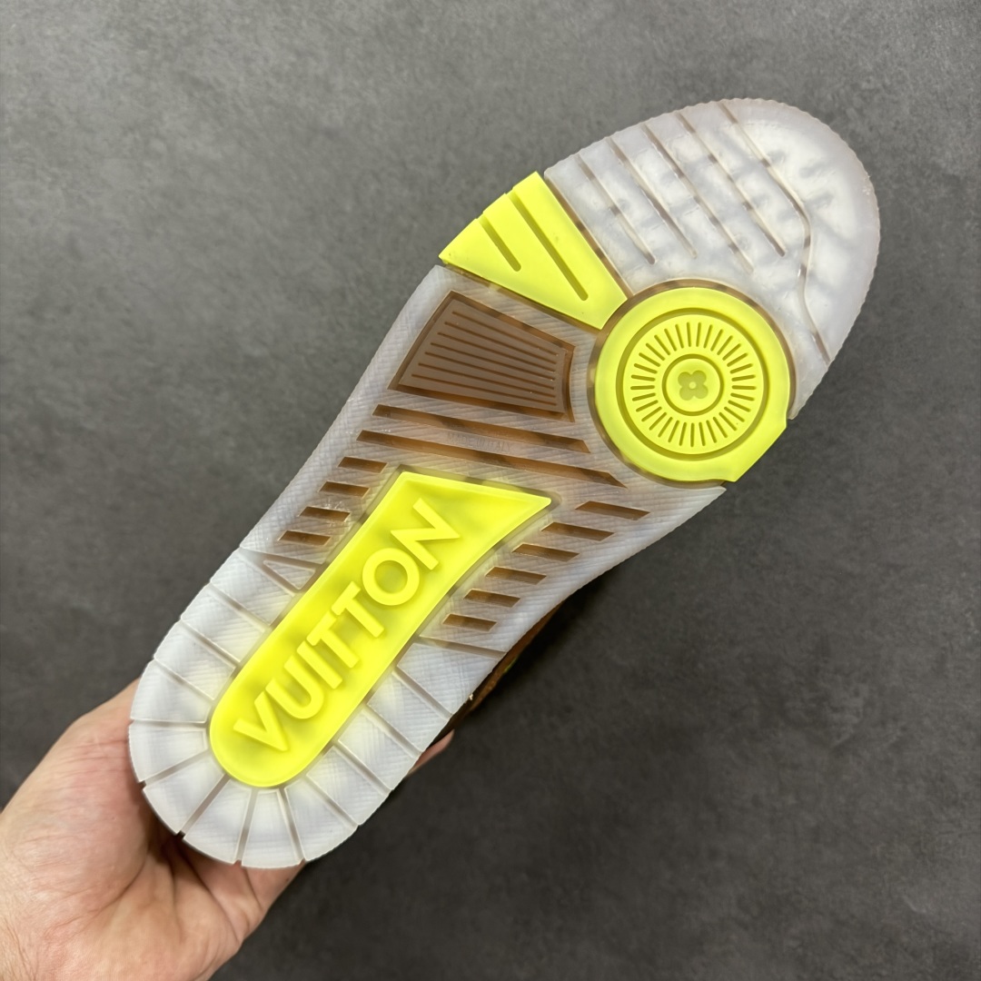 图片[9]-【广东纯原版本】LV Run Away 运动鞋 拼接 Epi 牛皮革和 Monogram 压纹粒面牛皮革，再现传统跑鞋的灵感启发。楔形外底延续标志性设计，品牌字母和标识分饰鞋舌和鞋后。Monogram 压纹粒面牛皮革和 Epi 牛皮革橡胶外底 尺码：36-45 编码：FJB390400-选品中心