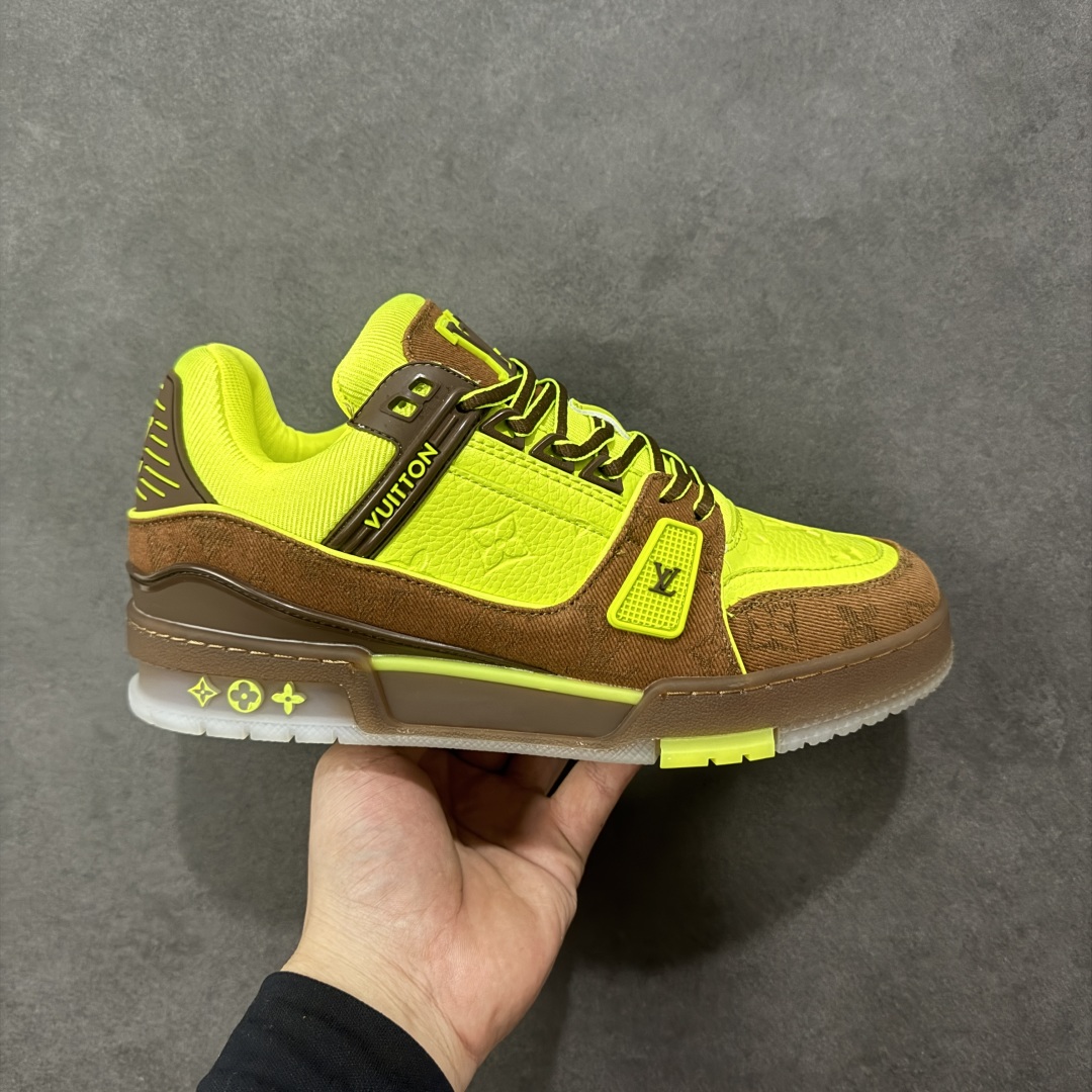 【广东纯原版本】LV Run Away 运动鞋 拼接 Epi 牛皮革和 Monogram 压纹粒面牛皮革，再现传统跑鞋的灵感启发。楔形外底延续标志性设计，品牌字母和标识分饰鞋舌和鞋后。Monogram 压纹粒面牛皮革和 Epi 牛皮革橡胶外底 尺码：36-45 编码：FJB390400-选品中心