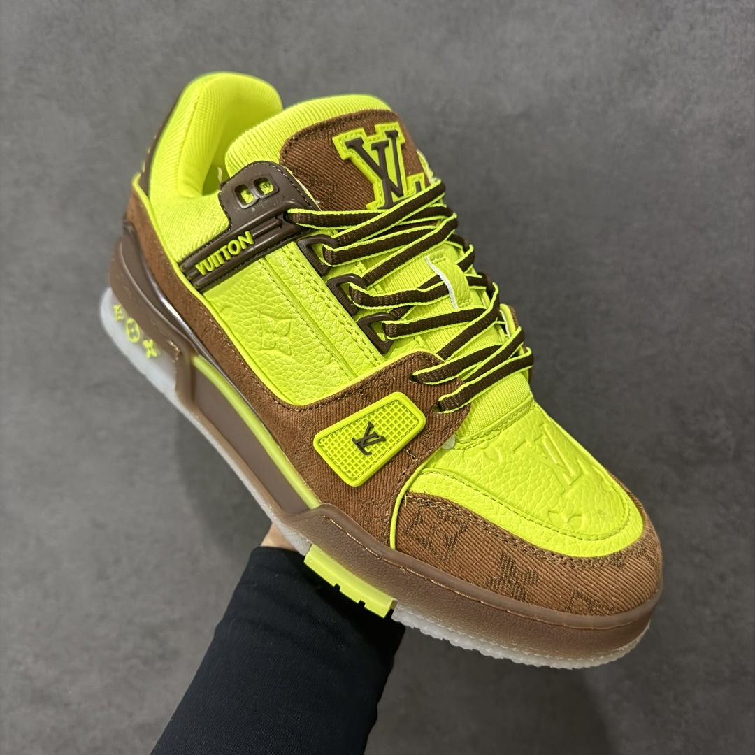 图片[3]-【广东纯原版本】LV Run Away 运动鞋 拼接 Epi 牛皮革和 Monogram 压纹粒面牛皮革，再现传统跑鞋的灵感启发。楔形外底延续标志性设计，品牌字母和标识分饰鞋舌和鞋后。Monogram 压纹粒面牛皮革和 Epi 牛皮革橡胶外底 尺码：36-45 编码：FJB390400-选品中心