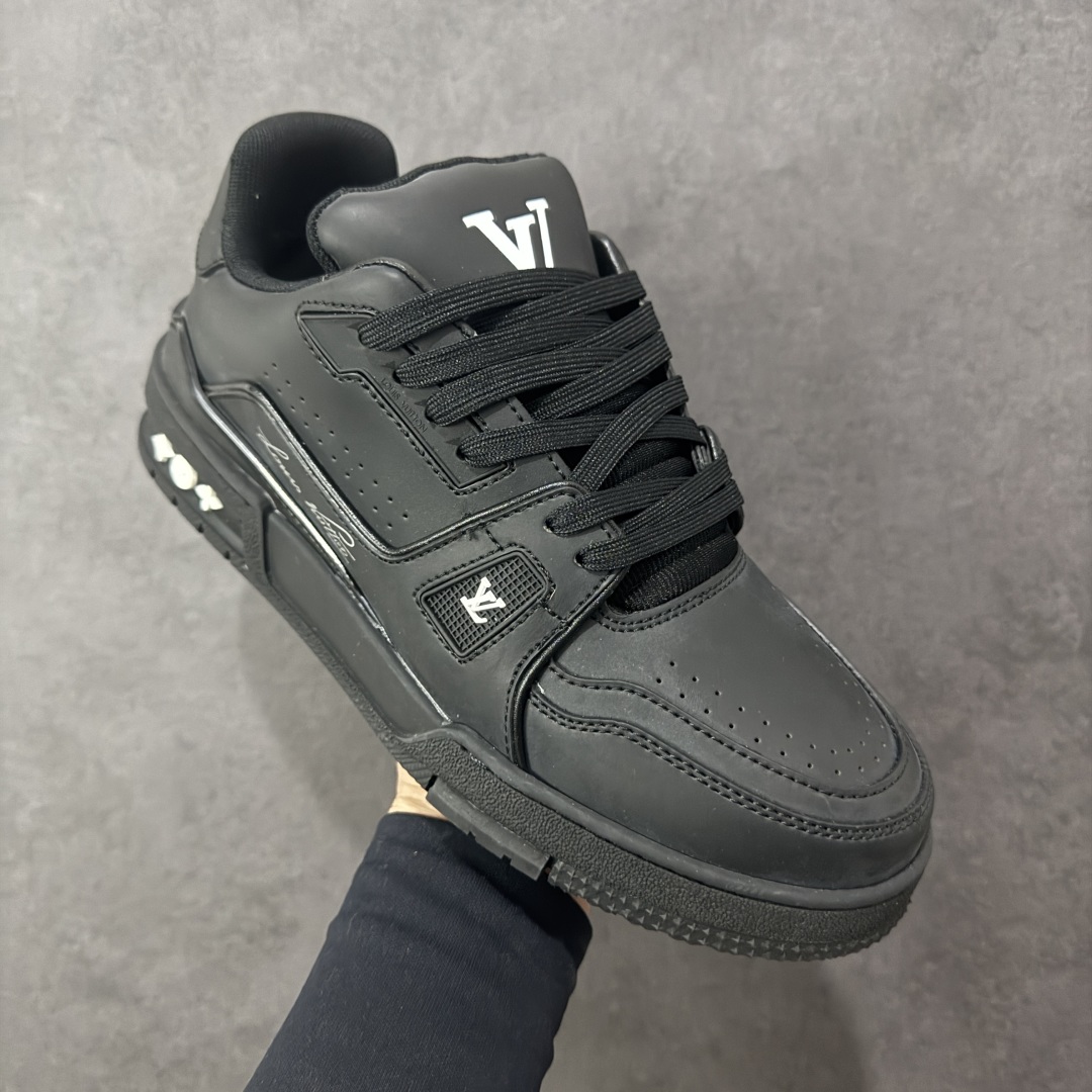 图片[3]-【广东纯原版本】LV Run Away 运动鞋 拼接 Epi 牛皮革和 Monogram 压纹粒面牛皮革，再现传统跑鞋的灵感启发。楔形外底延续标志性设计，品牌字母和标识分饰鞋舌和鞋后。Monogram 压纹粒面牛皮革和 Epi 牛皮革橡胶外底 尺码：36-45 编码：FJB390400-选品中心