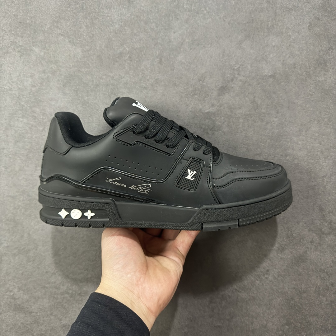 【广东纯原版本】LV Run Away 运动鞋 拼接 Epi 牛皮革和 Monogram 压纹粒面牛皮革，再现传统跑鞋的灵感启发。楔形外底延续标志性设计，品牌字母和标识分饰鞋舌和鞋后。Monogram 压纹粒面牛皮革和 Epi 牛皮革橡胶外底 尺码：36-45 编码：FJB390400-选品中心