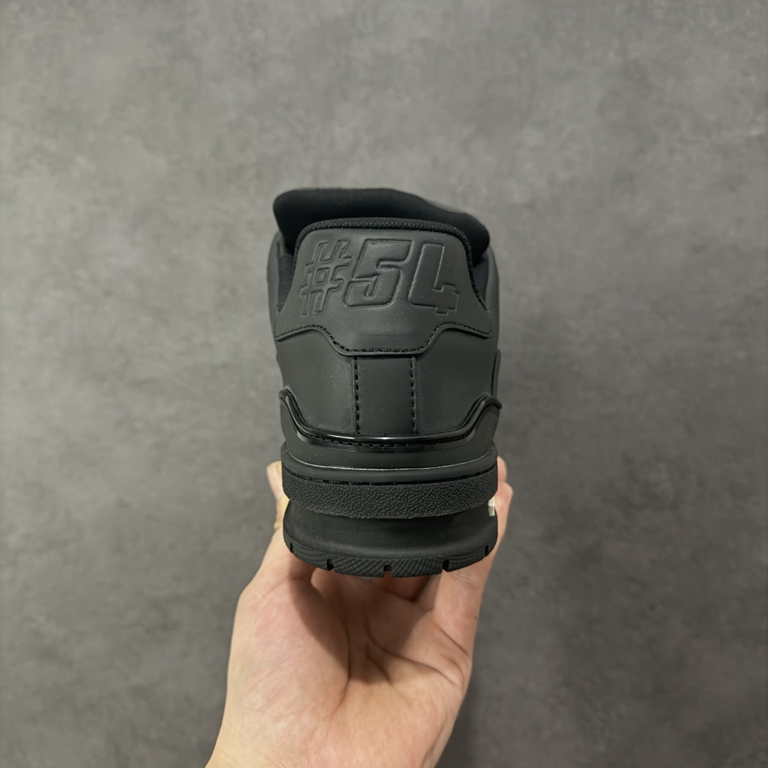 图片[4]-【广东纯原版本】LV Run Away 运动鞋 拼接 Epi 牛皮革和 Monogram 压纹粒面牛皮革，再现传统跑鞋的灵感启发。楔形外底延续标志性设计，品牌字母和标识分饰鞋舌和鞋后。Monogram 压纹粒面牛皮革和 Epi 牛皮革橡胶外底 尺码：36-45 编码：FJB390400-选品中心