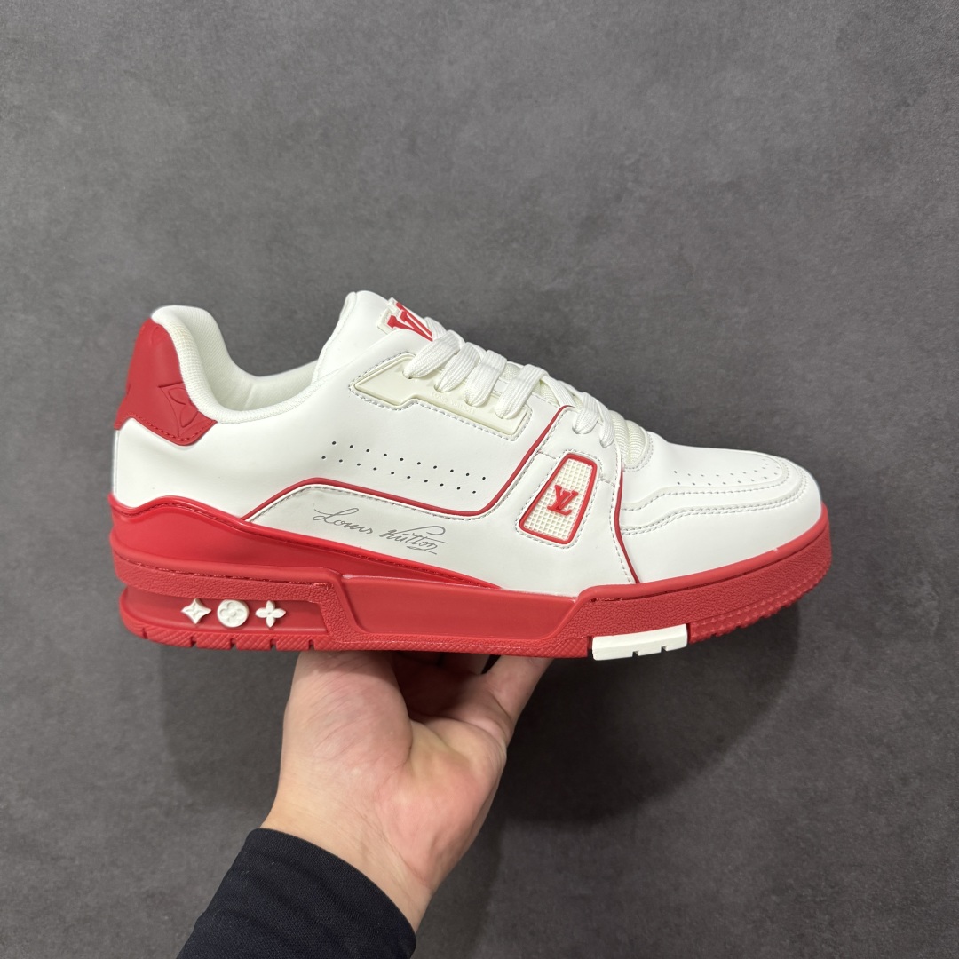 【广东纯原版本】LV Run Away 运动鞋 拼接 Epi 牛皮革和 Monogram 压纹粒面牛皮革，再现传统跑鞋的灵感启发。楔形外底延续标志性设计，品牌字母和标识分饰鞋舌和鞋后。Monogram 压纹粒面牛皮革和 Epi 牛皮革橡胶外底 尺码：36-45 编码：FJB390400-选品中心