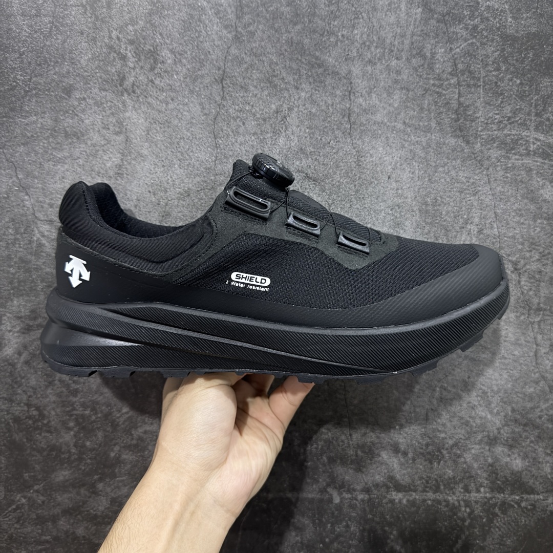 【公司级】DESCENTE BOA 迪桑特轻盈缓震透气鞋面时尚休闲运动覆盖防水男子越野跑鞋 官方同步 正确细节 正确白色标 正确米其林大底 区别市场错版 适合技术路线单日徒步穿着 aeriosflgtx鞋受到长途野外跑步鞋的启发，适合在变化的地形上进行快速轻快的徒步旅行穿着，舒适而有支撑性，使您充满信心。 该设计与脚部融为一体，可最大限度地减少摩擦，鞋面gore-tex保护膜具有超强防水效果，采用gore隐形适体(invisiblefit)技术，更轻薄舒适。鞋子鞋外底结构vibram®橡胶化合材料，防滑耐磨耐用，tpu鞋头可防磨损，压缩eva泡沫内底以及一体的tpu铁芯提高了灵活性和稳定性。这是一款集功能，户外，颜值于一体的超强登山鞋，强烈推荐💪🏻 尺码： 39-45含半码-选品中心