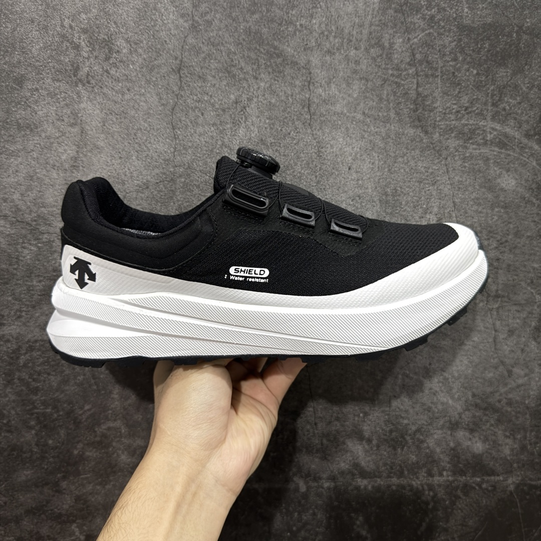 【公司级】DESCENTE BOA 迪桑特轻盈缓震透气鞋面时尚休闲运动覆盖防水男子越野跑鞋 官方同步 正确细节 正确白色标 正确米其林大底 区别市场错版 适合技术路线单日徒步穿着 aeriosflgtx鞋受到长途野外跑步鞋的启发，适合在变化的地形上进行快速轻快的徒步旅行穿着，舒适而有支撑性，使您充满信心。 该设计与脚部融为一体，可最大限度地减少摩擦，鞋面gore-tex保护膜具有超强防水效果，采用gore隐形适体(invisiblefit)技术，更轻薄舒适。鞋子鞋外底结构vibram®橡胶化合材料，防滑耐磨耐用，tpu鞋头可防磨损，压缩eva泡沫内底以及一体的tpu铁芯提高了灵活性和稳定性。这是一款集功能，户外，颜值于一体的超强登山鞋，强烈推荐💪🏻 尺码： 39-45含半码-选品中心
