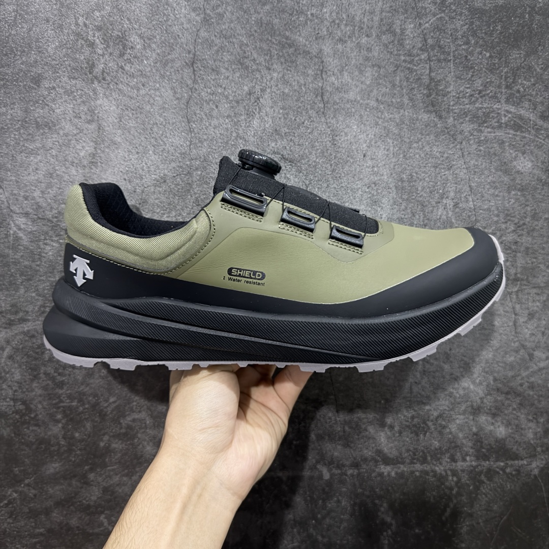 【公司级】DESCENTE BOA 迪桑特轻盈缓震透气鞋面时尚休闲运动覆盖防水男子越野跑鞋 官方同步 正确细节 正确白色标 正确米其林大底 区别市场错版 适合技术路线单日徒步穿着 aeriosflgtx鞋受到长途野外跑步鞋的启发，适合在变化的地形上进行快速轻快的徒步旅行穿着，舒适而有支撑性，使您充满信心。 该设计与脚部融为一体，可最大限度地减少摩擦，鞋面gore-tex保护膜具有超强防水效果，采用gore隐形适体(invisiblefit)技术，更轻薄舒适。鞋子鞋外底结构vibram®橡胶化合材料，防滑耐磨耐用，tpu鞋头可防磨损，压缩eva泡沫内底以及一体的tpu铁芯提高了灵活性和稳定性。这是一款集功能，户外，颜值于一体的超强登山鞋，强烈推荐💪🏻 尺码： 39-45含半码-选品中心