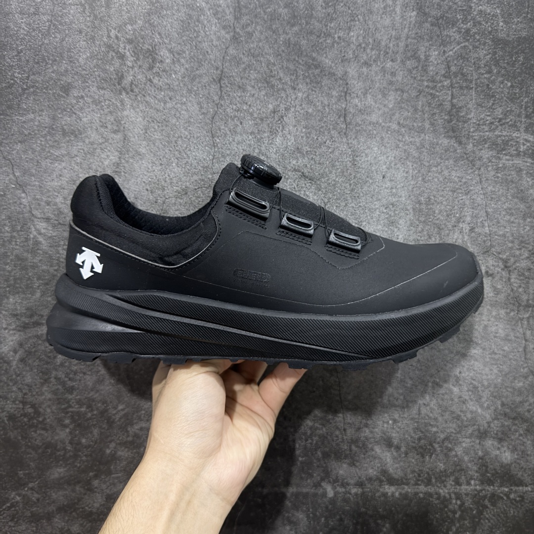 【公司级】DESCENTE BOA 迪桑特轻盈缓震透气鞋面时尚休闲运动覆盖防水男子越野跑鞋 官方同步 正确细节 正确白色标 正确米其林大底 区别市场错版 适合技术路线单日徒步穿着 aeriosflgtx鞋受到长途野外跑步鞋的启发，适合在变化的地形上进行快速轻快的徒步旅行穿着，舒适而有支撑性，使您充满信心。 该设计与脚部融为一体，可最大限度地减少摩擦，鞋面gore-tex保护膜具有超强防水效果，采用gore隐形适体(invisiblefit)技术，更轻薄舒适。鞋子鞋外底结构vibram®橡胶化合材料，防滑耐磨耐用，tpu鞋头可防磨损，压缩eva泡沫内底以及一体的tpu铁芯提高了灵活性和稳定性。这是一款集功能，户外，颜值于一体的超强登山鞋，强烈推荐💪🏻 尺码： 39-45含半码-选品中心