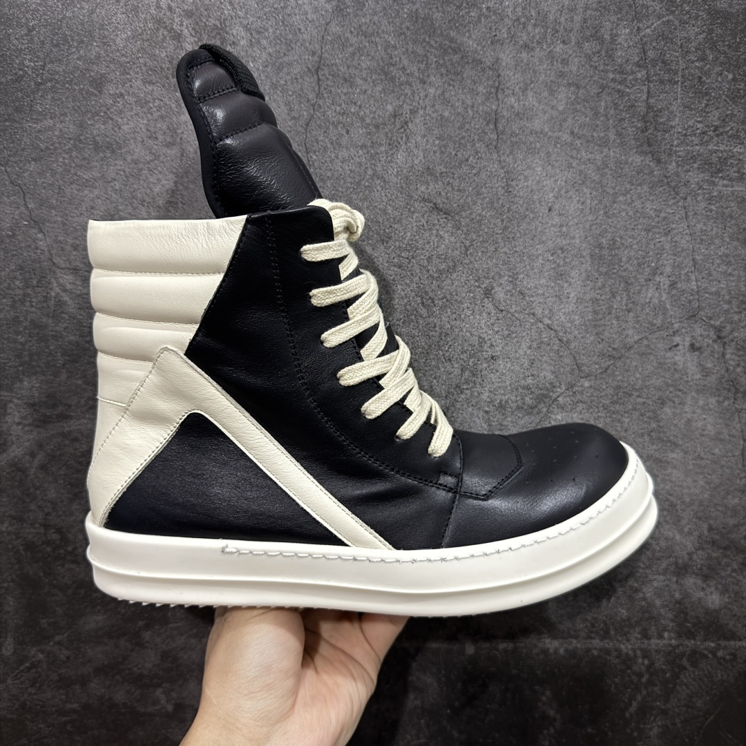 【New Star版本】瑞克 欧文斯Rick owens 主线 经典西瓜头 RO高帮倒三角黑白拉链薄底 从购入原鞋开始到开大底磨具、定制皮料.辅料、调楦、开版.历经6个月时间 同步原版 市售公认最高版.独立私模、所有皮料、辅料按照原版标准定制⬇️ 每个环节经过QC质检.真正可达到特A级的品控.到手免检发货 【版型】历经6个月 调楦开版，纳米级还原 【面皮】进口全粒面头层小牛皮.细纳帕纹路亮面风格. 【内里】进口全粒面头层小牛皮，细纳帕纹路哑光风格，自然毛孔 吸汗透气 【中底】表面层包裹全粒面小牛皮 内层中底带钢板，提升鞋子的稳定性与支撑力，有效抵抗外力变形 【鞋垫】全粒面小牛皮-透气吸汗+三层夹心泡面材质-高弹透气脚感舒适 【鞋底】独家私模TPU奶香大底 进口TPU原料耐磨、耐操、不易氧化发黄 【鞋带】定制水染 按原版织法工艺 百分比百还原 【布袋】定制定染原厂布袋原厂刺绣工艺 布料厚实 柔软 带绒感 颜色深灰微微发绿 正确版.布料成本远高于市场版 【包装】配件包装全部按照最新版原鞋标准.另附送黑色鞋带 独家配无纺布试鞋垫 尺码：38 39 40 41 42 43 44 45 46-选品中心