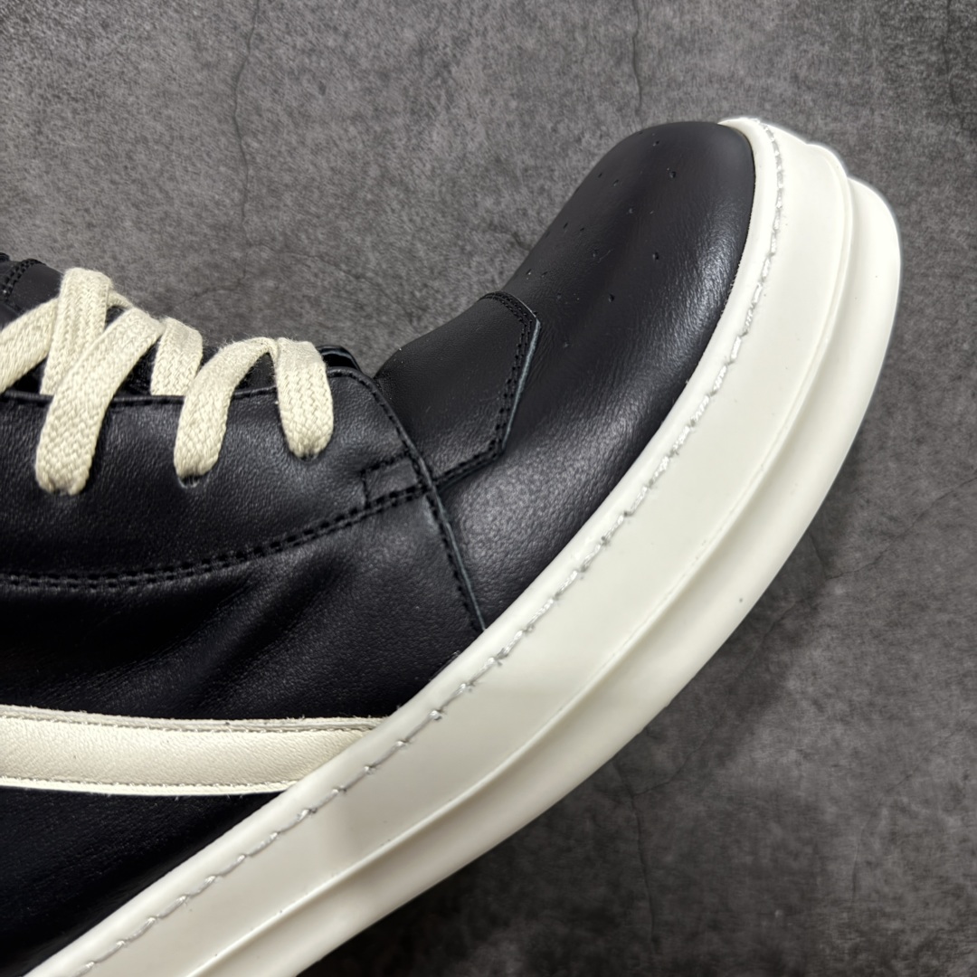 图片[6]-【New Star版本】瑞克 欧文斯Rick owens 主线 经典西瓜头 RO高帮倒三角黑白拉链薄底 从购入原鞋开始到开大底磨具、定制皮料.辅料、调楦、开版.历经6个月时间 同步原版 市售公认最高版.独立私模、所有皮料、辅料按照原版标准定制⬇️ 每个环节经过QC质检.真正可达到特A级的品控.到手免检发货 【版型】历经6个月 调楦开版，纳米级还原 【面皮】进口全粒面头层小牛皮.细纳帕纹路亮面风格. 【内里】进口全粒面头层小牛皮，细纳帕纹路哑光风格，自然毛孔 吸汗透气 【中底】表面层包裹全粒面小牛皮 内层中底带钢板，提升鞋子的稳定性与支撑力，有效抵抗外力变形 【鞋垫】全粒面小牛皮-透气吸汗+三层夹心泡面材质-高弹透气脚感舒适 【鞋底】独家私模TPU奶香大底 进口TPU原料耐磨、耐操、不易氧化发黄 【鞋带】定制水染 按原版织法工艺 百分比百还原 【布袋】定制定染原厂布袋原厂刺绣工艺 布料厚实 柔软 带绒感 颜色深灰微微发绿 正确版.布料成本远高于市场版 【包装】配件包装全部按照最新版原鞋标准.另附送黑色鞋带 独家配无纺布试鞋垫 尺码：38 39 40 41 42 43 44 45 46-选品中心