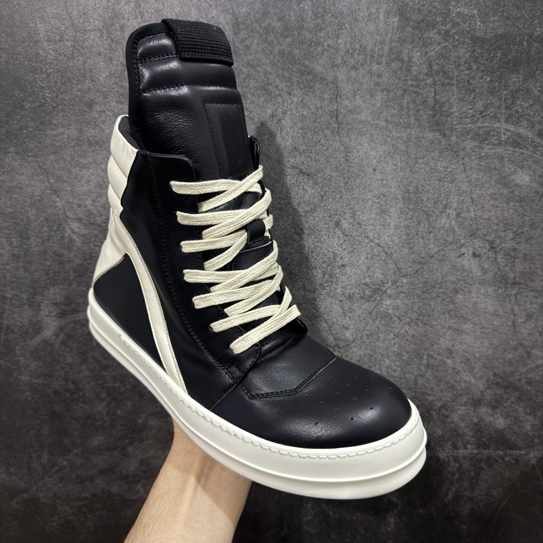 图片[3]-【New Star版本】瑞克 欧文斯Rick owens 主线 经典西瓜头 RO高帮倒三角黑白拉链薄底 从购入原鞋开始到开大底磨具、定制皮料.辅料、调楦、开版.历经6个月时间 同步原版 市售公认最高版.独立私模、所有皮料、辅料按照原版标准定制⬇️ 每个环节经过QC质检.真正可达到特A级的品控.到手免检发货 【版型】历经6个月 调楦开版，纳米级还原 【面皮】进口全粒面头层小牛皮.细纳帕纹路亮面风格. 【内里】进口全粒面头层小牛皮，细纳帕纹路哑光风格，自然毛孔 吸汗透气 【中底】表面层包裹全粒面小牛皮 内层中底带钢板，提升鞋子的稳定性与支撑力，有效抵抗外力变形 【鞋垫】全粒面小牛皮-透气吸汗+三层夹心泡面材质-高弹透气脚感舒适 【鞋底】独家私模TPU奶香大底 进口TPU原料耐磨、耐操、不易氧化发黄 【鞋带】定制水染 按原版织法工艺 百分比百还原 【布袋】定制定染原厂布袋原厂刺绣工艺 布料厚实 柔软 带绒感 颜色深灰微微发绿 正确版.布料成本远高于市场版 【包装】配件包装全部按照最新版原鞋标准.另附送黑色鞋带 独家配无纺布试鞋垫 尺码：38 39 40 41 42 43 44 45 46-选品中心